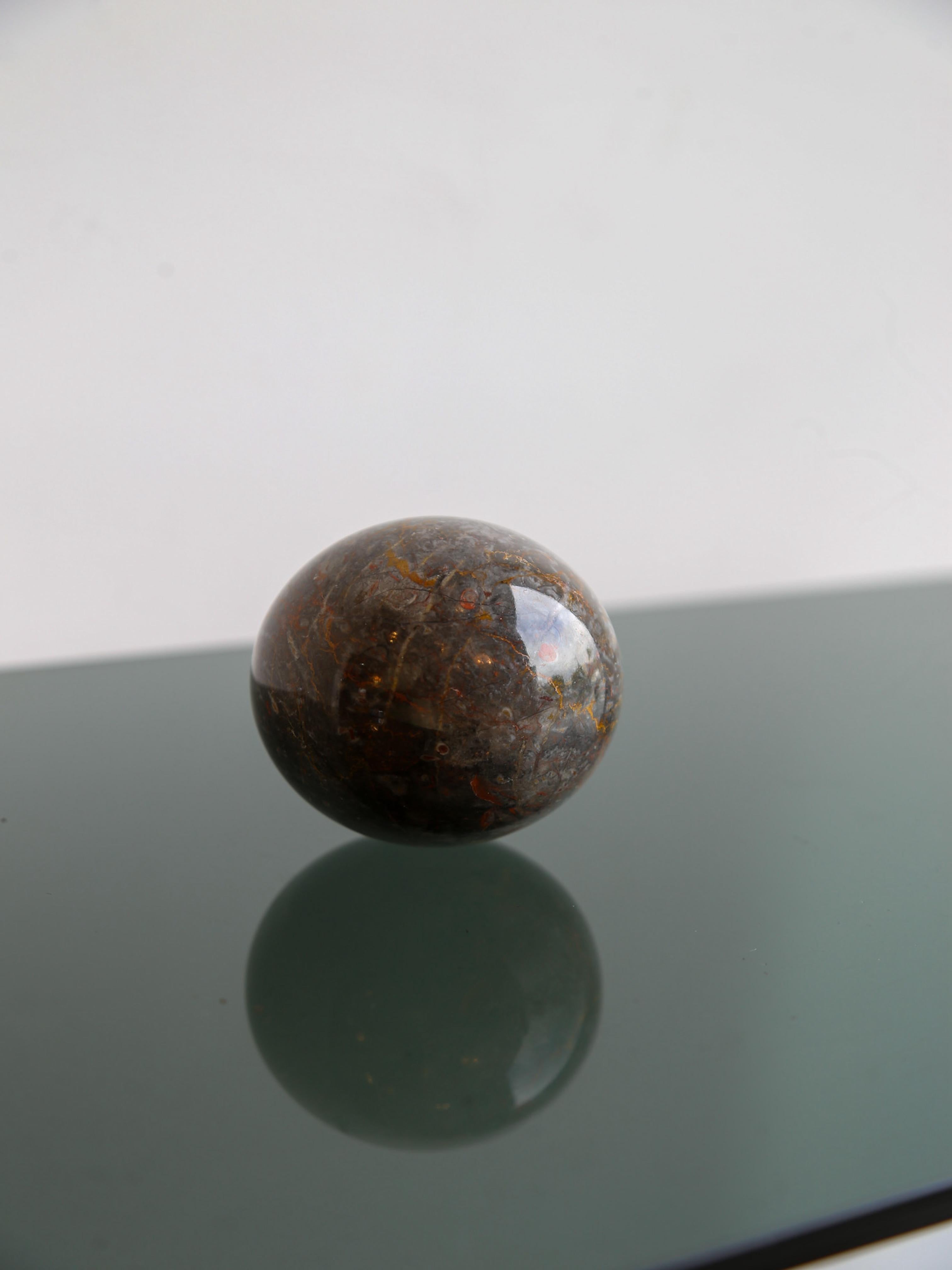 Italiano Scultura a sfera in marmo brecciato lucido in vendita
