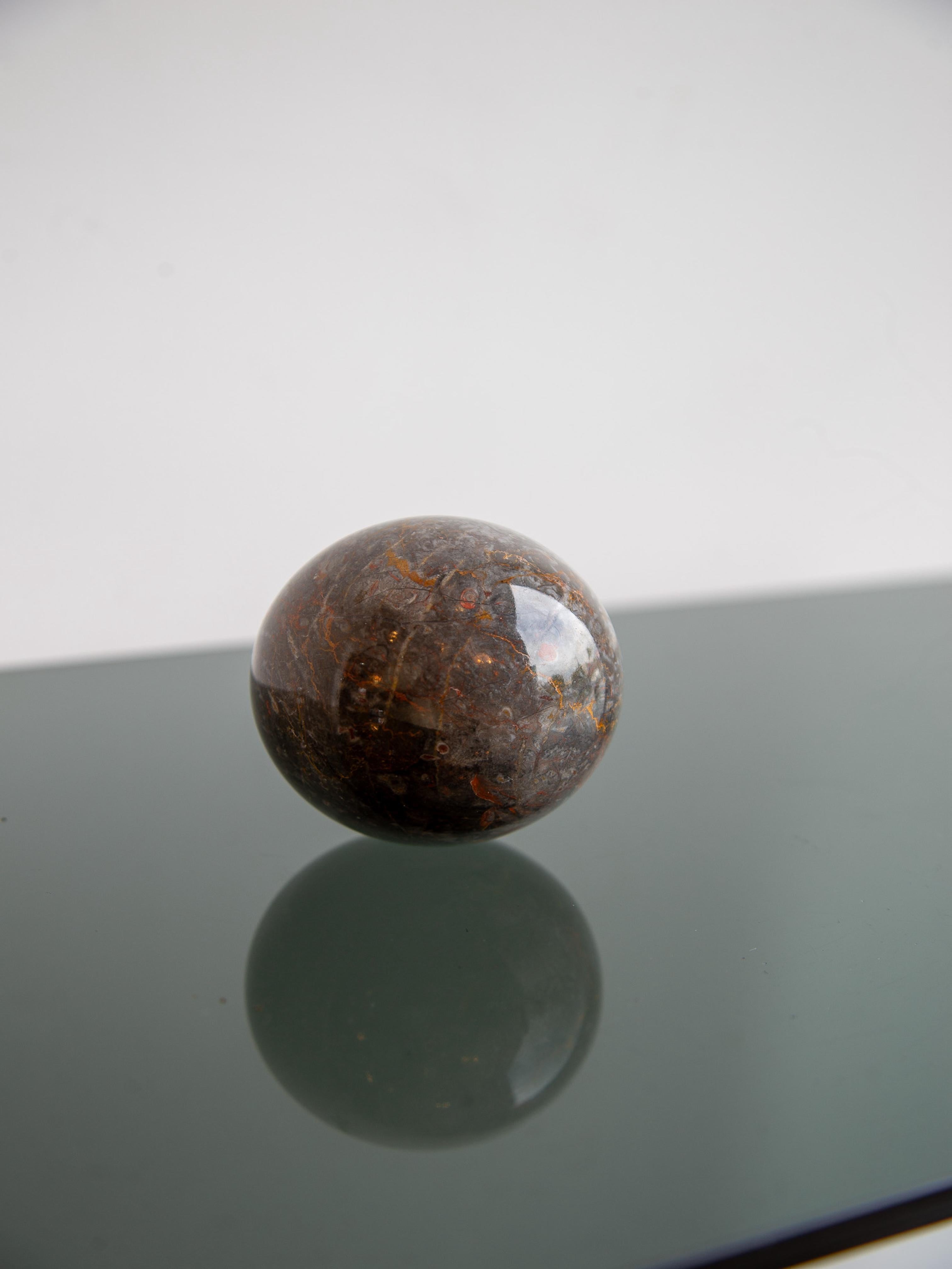 Scultura a sfera in marmo brecciato lucido In condizioni buone in vendita a Byron Bay, NSW