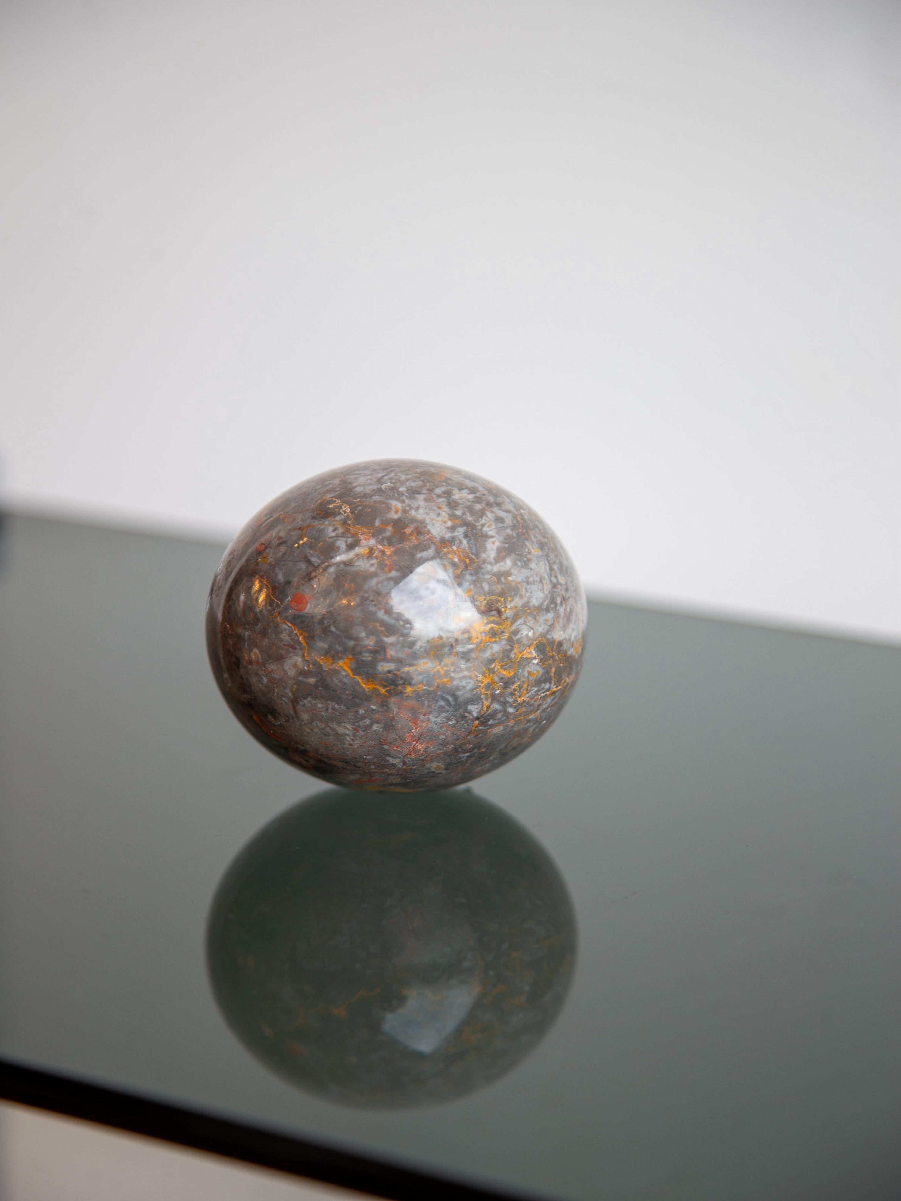 Fine XX secolo Scultura a sfera in marmo brecciato lucido in vendita