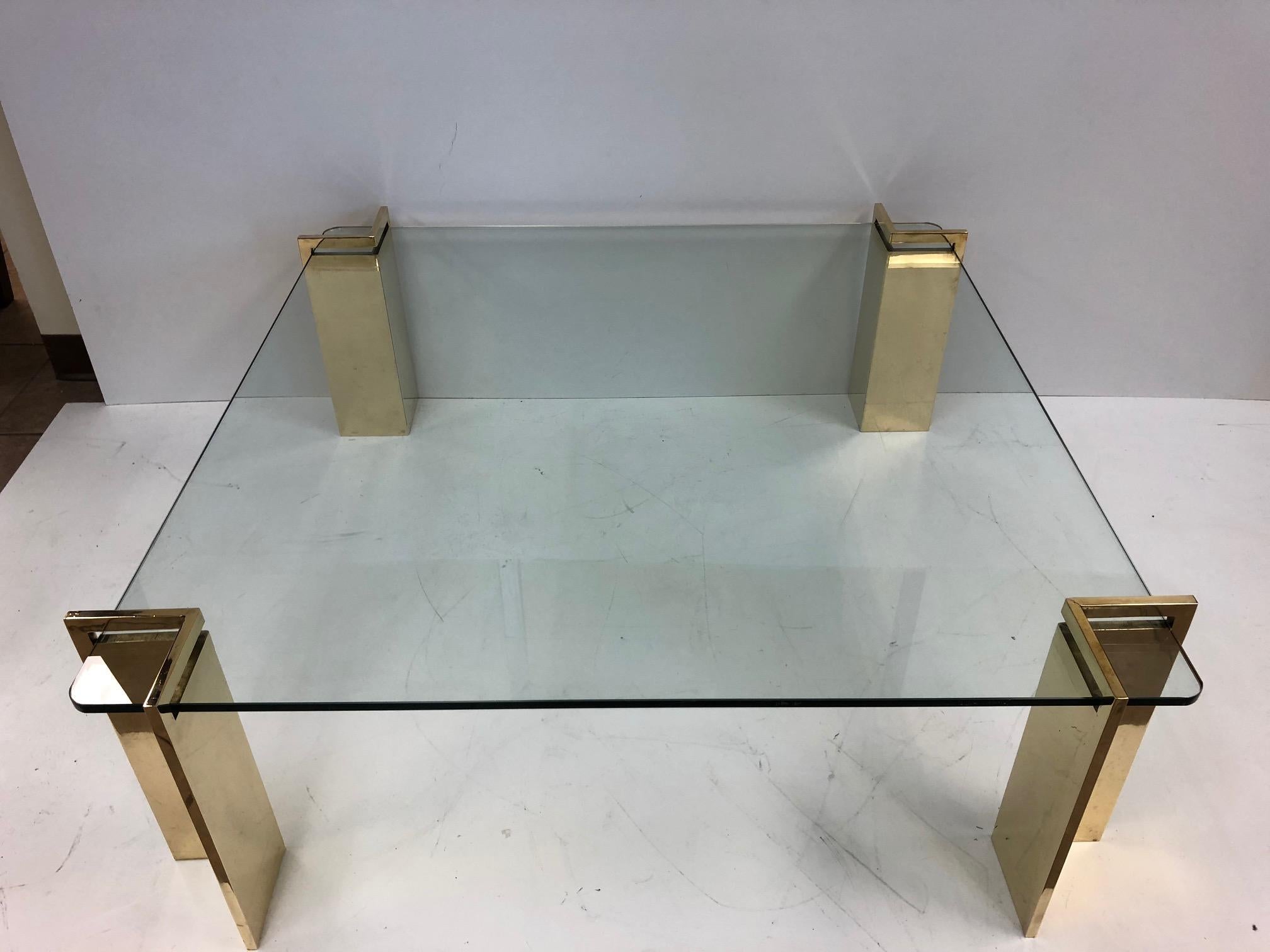 Table basse en bronze poli et verre.
Le verre a une épaisseur d'environ un pouce. Quatre bases individuelles en bronze qui pèsent environ 22 livres chacune.
  