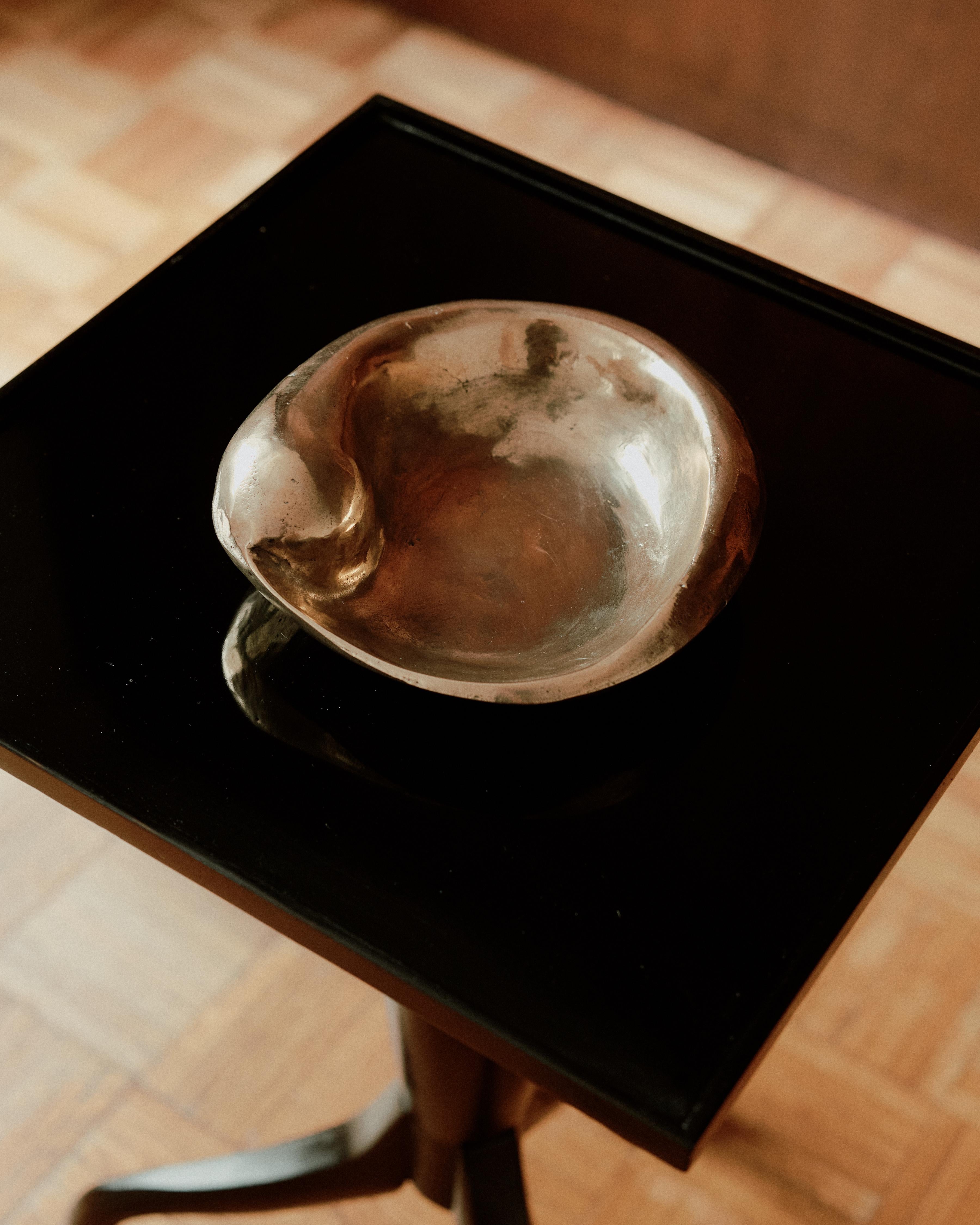 Polished Bronze Sculptural Decorative Bowl by Simone Bodmer-Turner  In New Condition For Sale In New York, NY