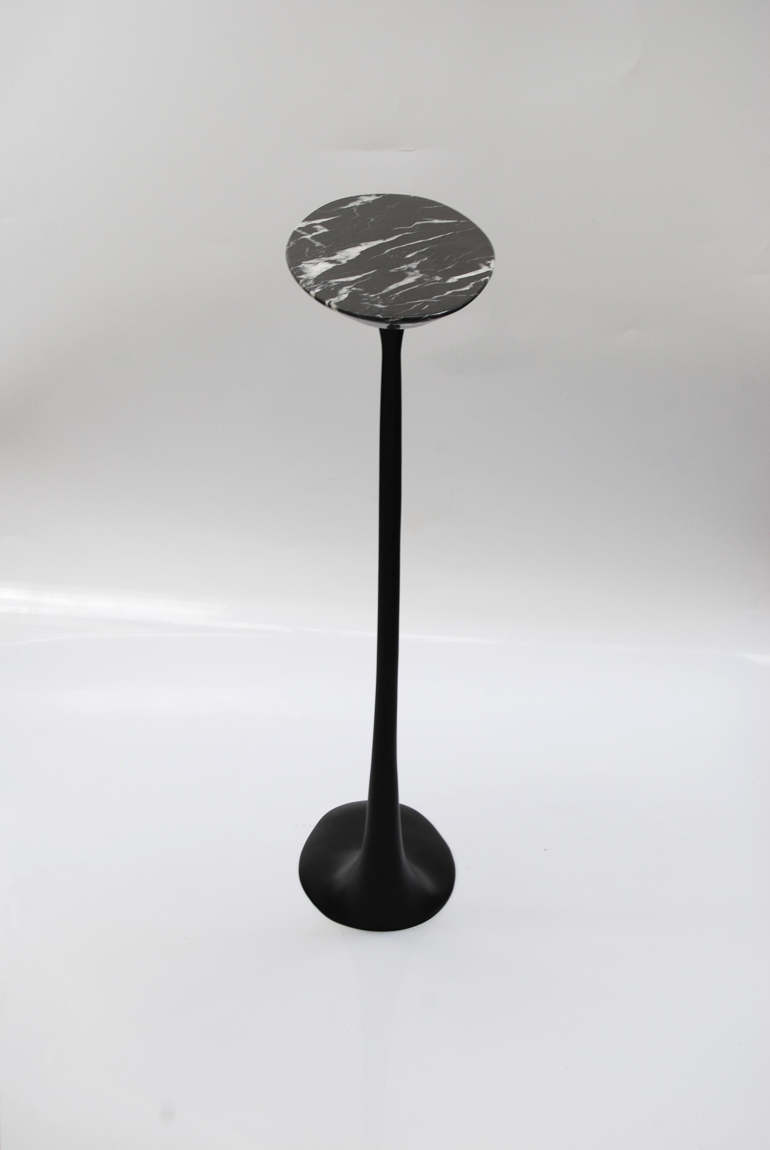 Poli Table en bronze poli avec plateau en marbre Marquina de Fakasaka Design en vente