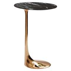 Table en bronze poli avec plateau en marbre Marquina de Fakasaka Design