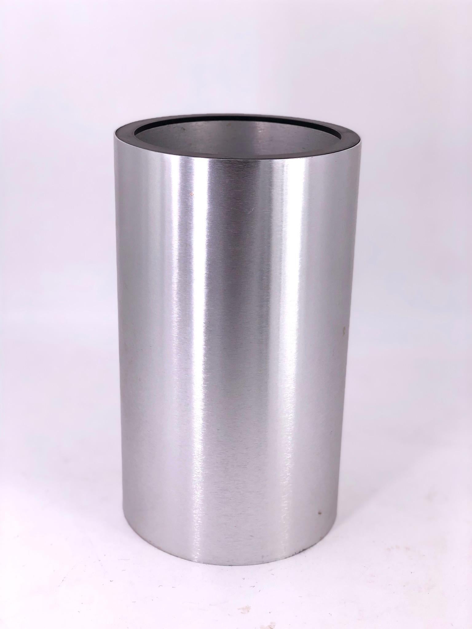 Un raro enfriador de vino de aluminio cepillado pulido de los años 70, diseñado por Aurora Designs, la misma empresa que fabrica el reloj Iconic de Aurora Designs. La parte inferior tiene un depósito separado para el hielo de diseño muy chulo y