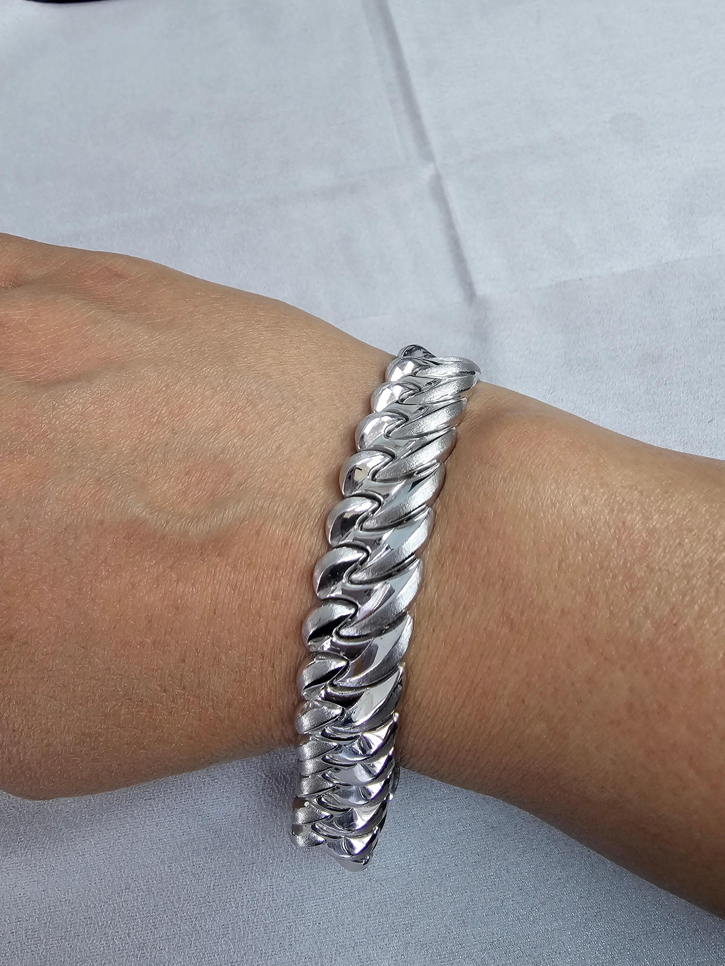 ♥ Sommaire du produit ♥

Détails : Style vague en satin poli et brossé 
Métal : Or blanc 14k
Poids : 22 grammes
Largeur : 14 mm
Longueur : 7 pouces

Le bracelet est en or massif 14k, il n'est ni rempli ni plaqué.