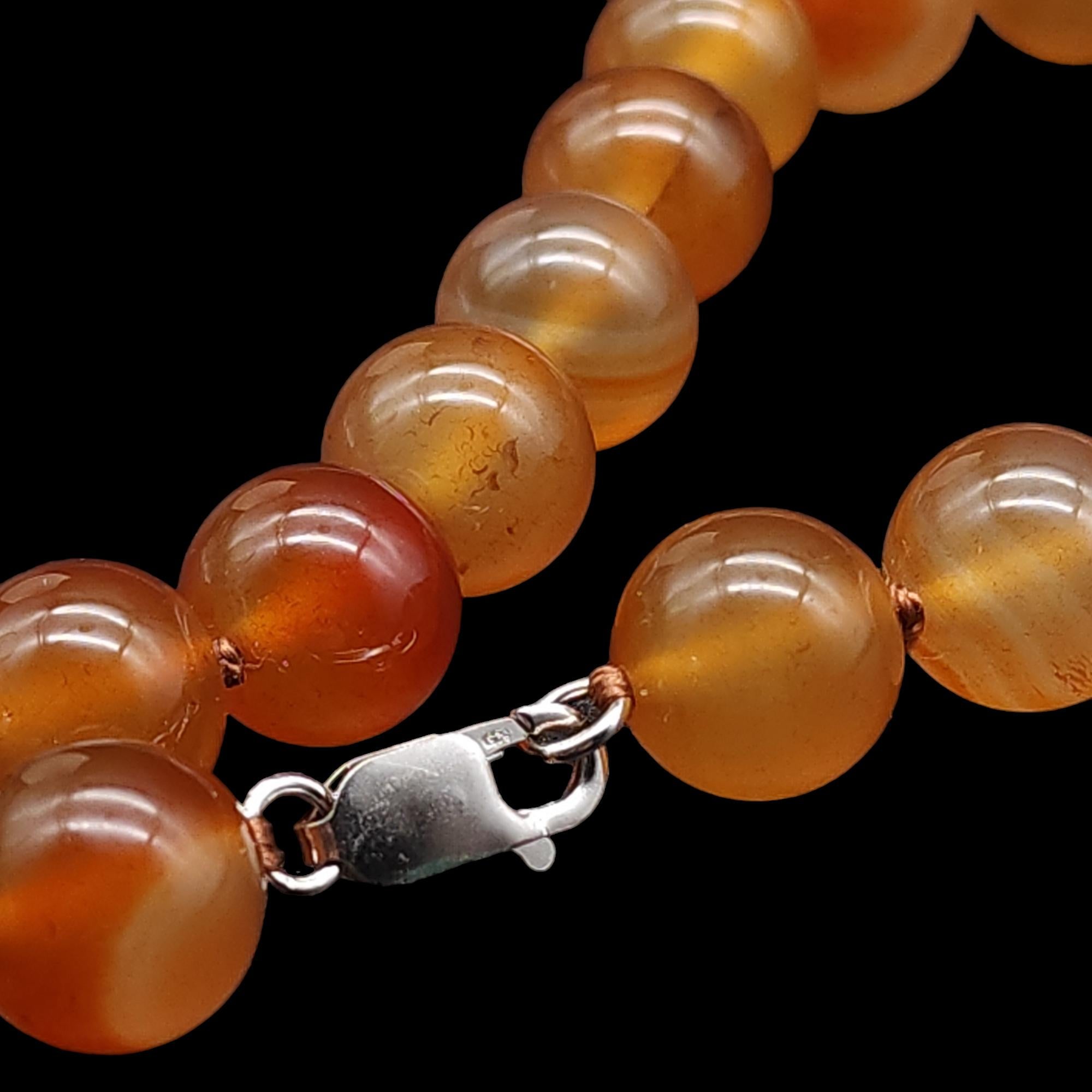 Polished Carnelian Bead Necklace, Sterling Silver Clasp, Vintage, Collar In Excellent Condition For Sale In Milford, DE