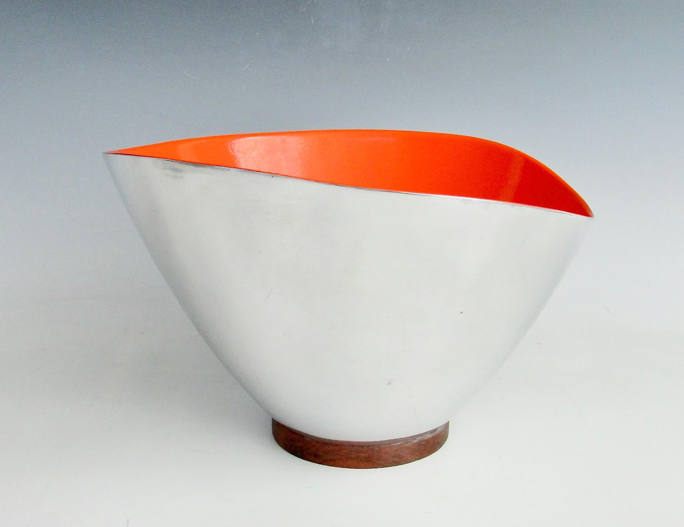 Mid-Century moderno Insalatiera o popcorn in alluminio fuso lucido su base di noce in vendita