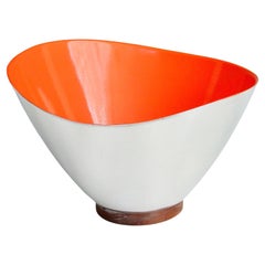 Palomitero o ensaladera de aluminio fundido pulido sobre base de nogal