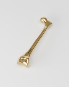 Oggetto scultoreo Femore in ottone fuso lucido di Studio A Orth