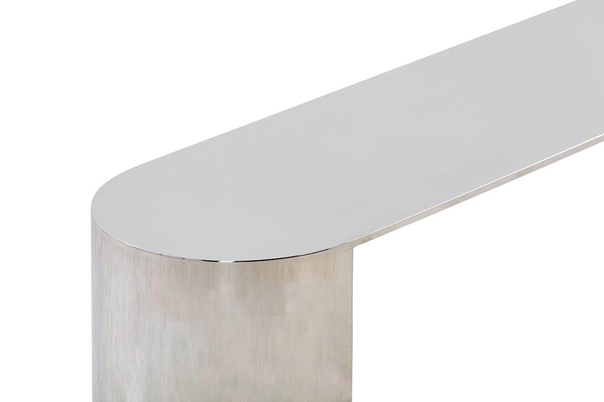 Découvrez le mélange harmonieux du minimalisme intemporel et de l'allure innée des finitions en métal naturel dans notre exquise table console YY2. Fabriquée avec une attention méticuleuse aux détails, cette table console redéfinit la beauté