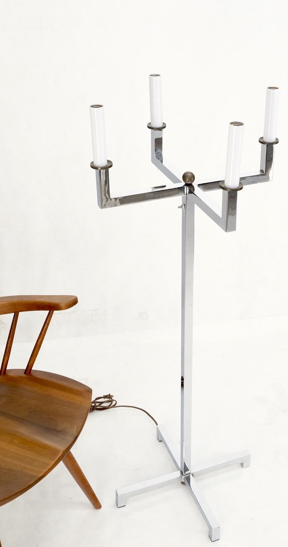 Chrome poli, base en forme de croix Lampe de sol à 4 voies, moderne du milieu du siècle, attribuée à Parzinger, fabriquée en studio, c.1970. Très bon état.