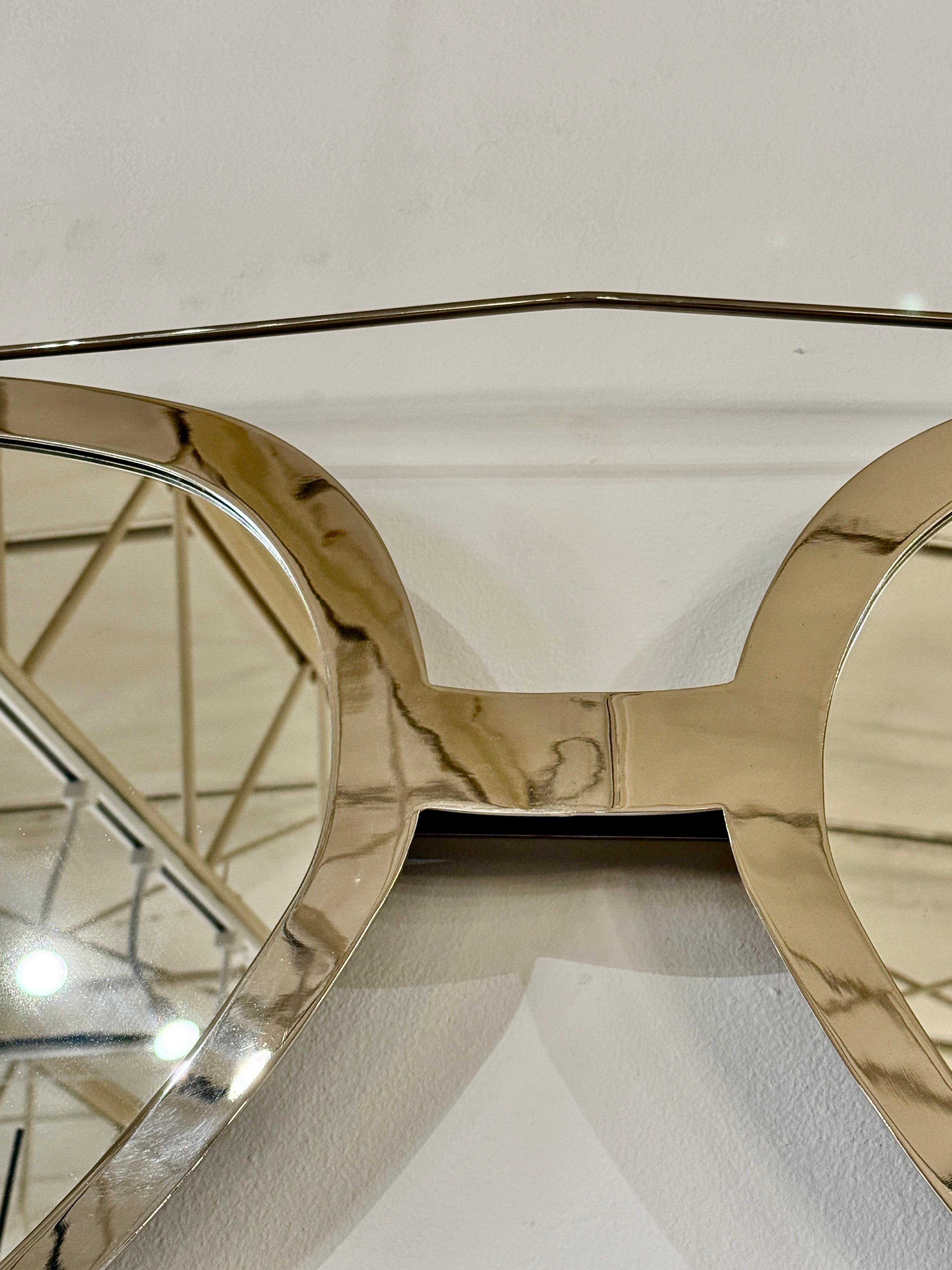 Fini dans un cadre chromé poli, ce miroir mural aux lunettes d'aviateur surdimensionnées est un accent amusant et pratique pour votre décoration d'intérieur.