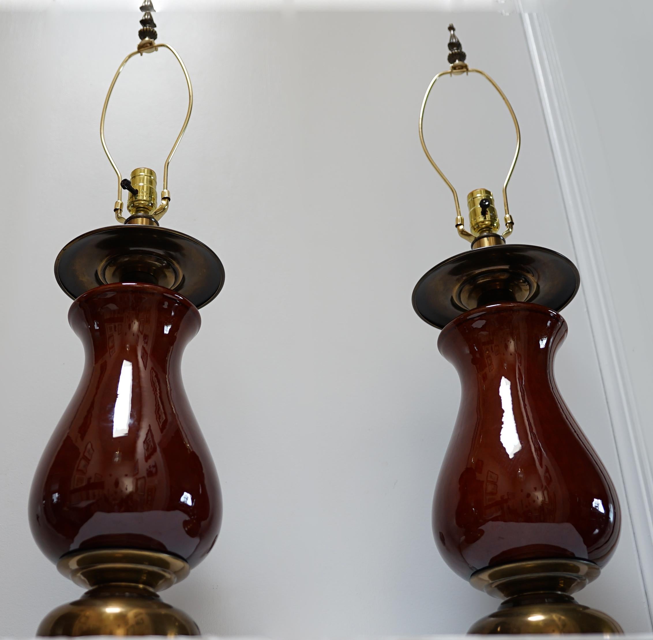 Laiton poli contemporain et céramique émaillée bordeaux  Lampes en vente 6