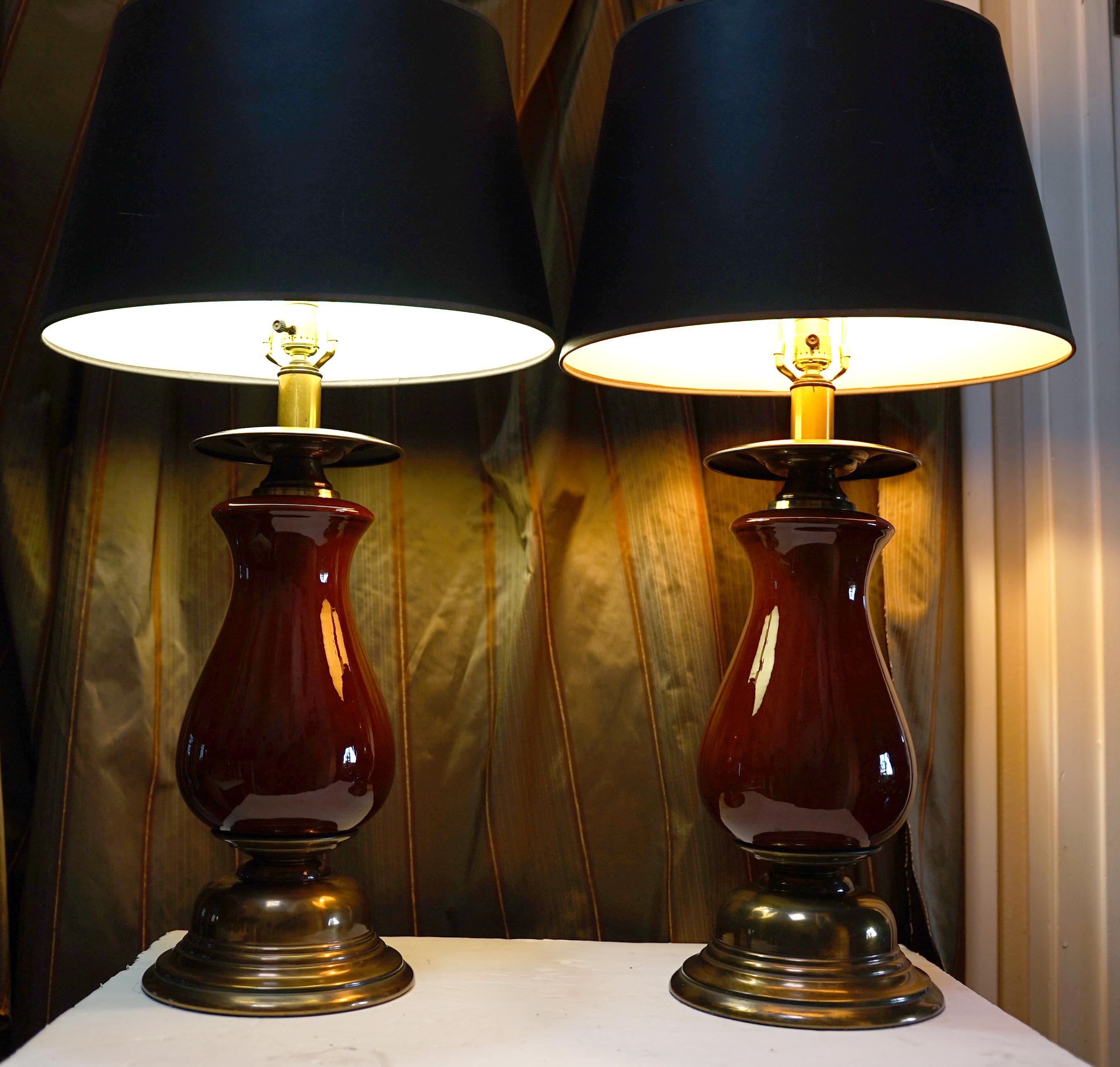 Poli Laiton poli contemporain et céramique émaillée bordeaux  Lampes en vente