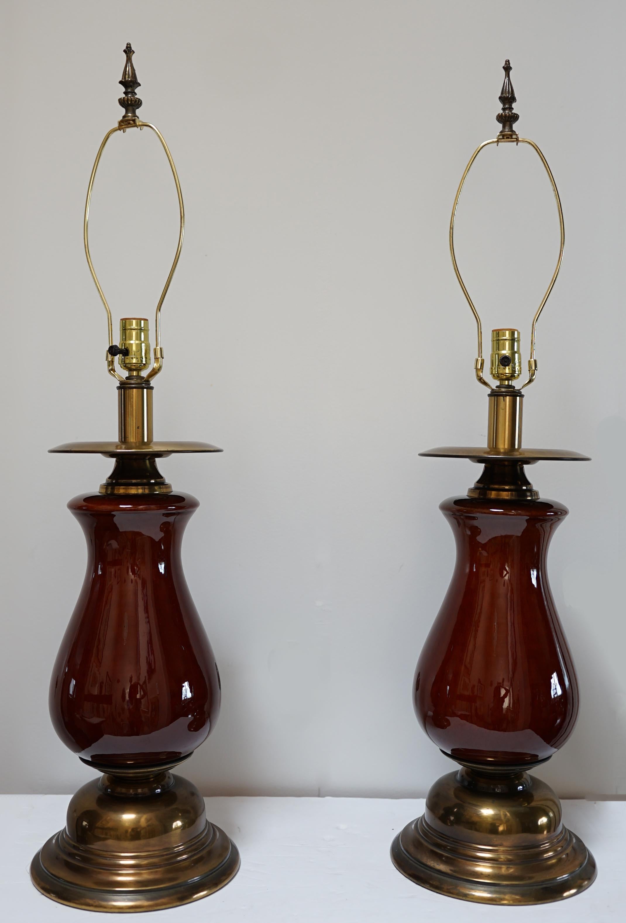 XXIe siècle et contemporain Laiton poli contemporain et céramique émaillée bordeaux  Lampes en vente