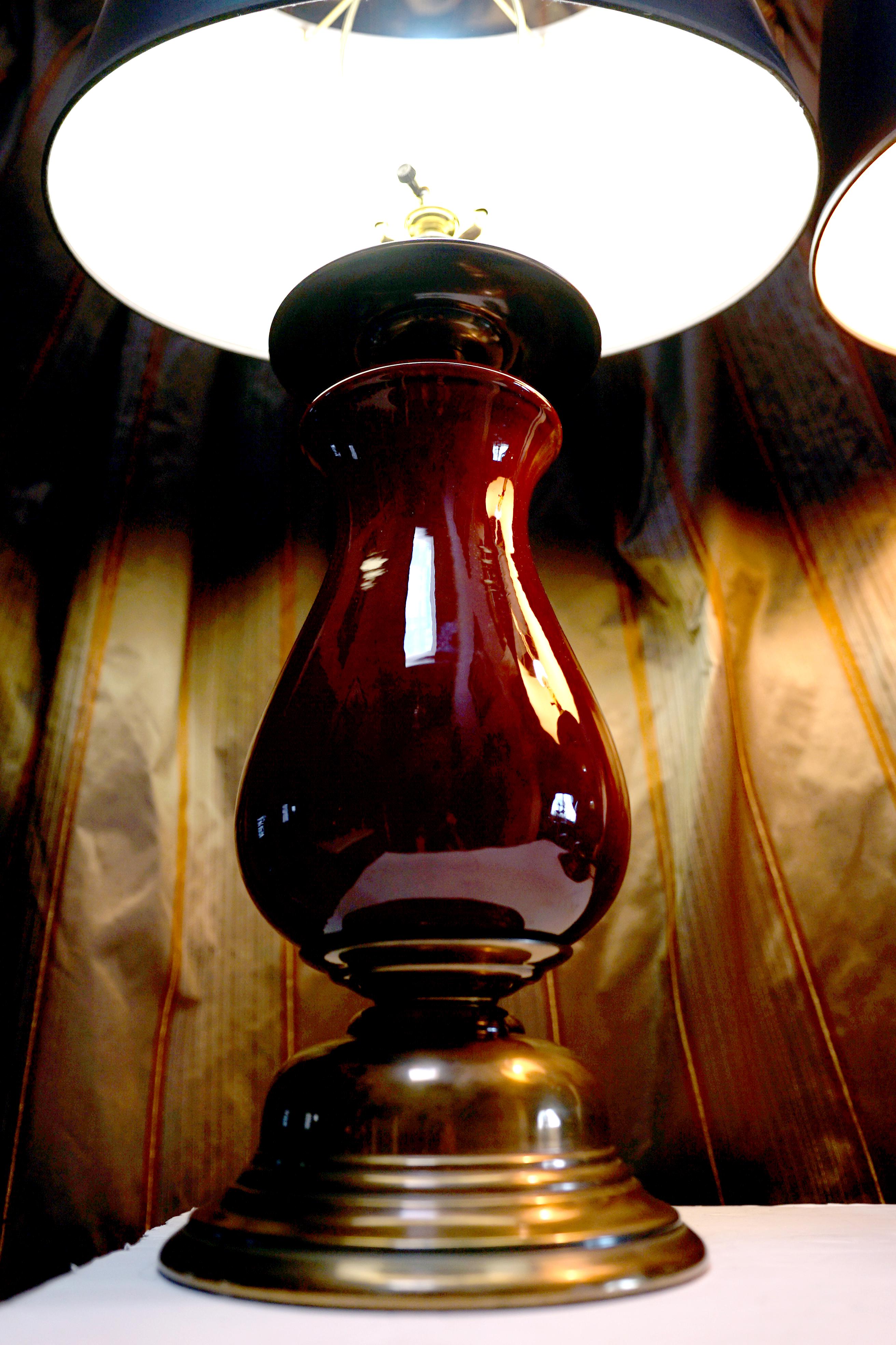 Laiton poli contemporain et céramique émaillée bordeaux  Lampes en vente 1