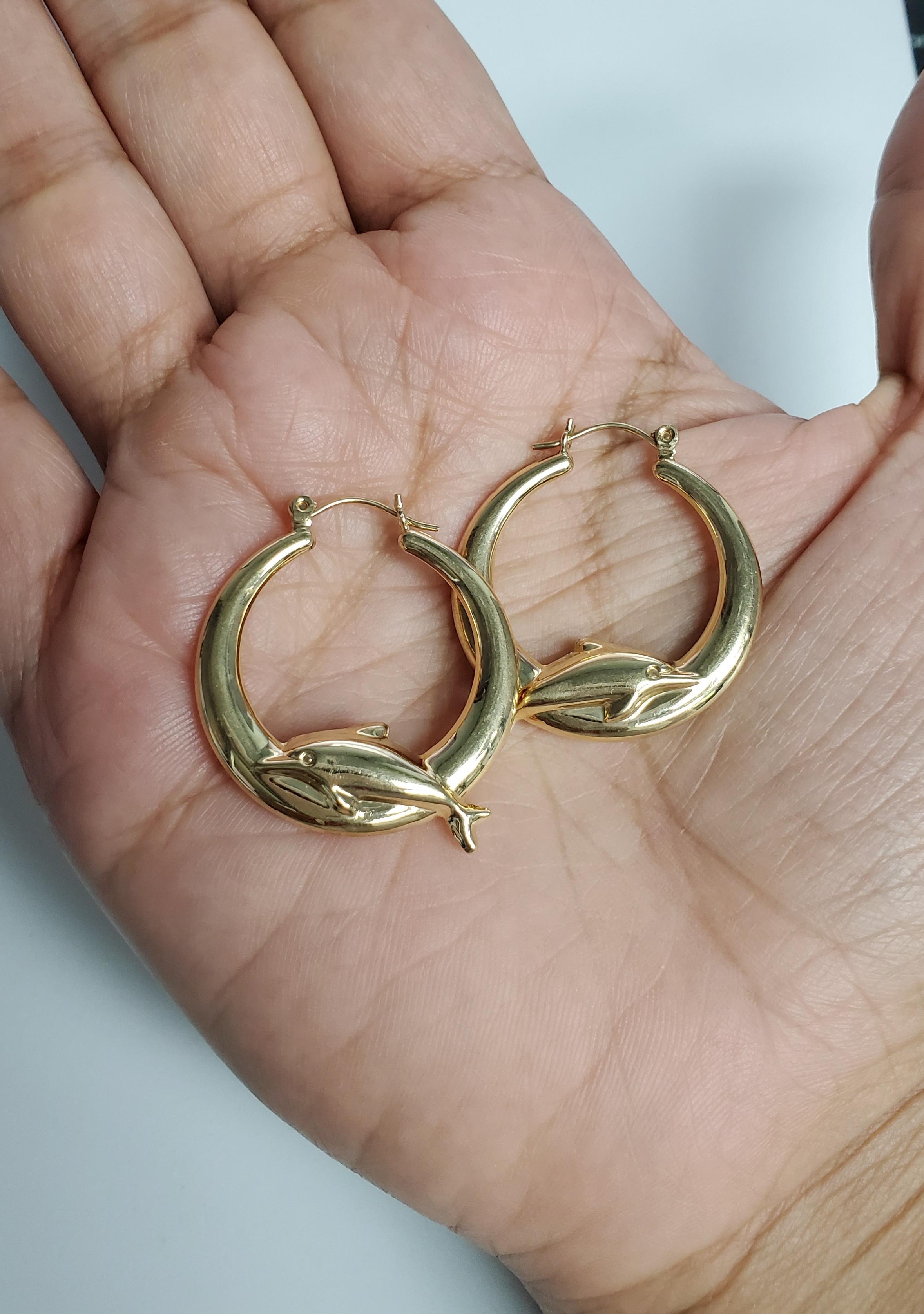 Créoles en or jaune 14 carats polies avec dauphins Neuf - En vente à Sugar Land, TX