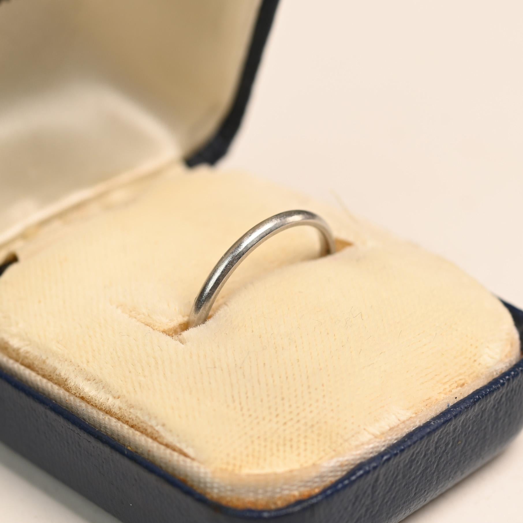 Una alianza lisa atemporal y elegante, diseñada con un ajuste cómodo para llevarla a diario. Elaborado en lujoso platino, este anillo presenta un acabado suave y pulido que irradia una discreta sofisticación. Su diseño clásico lo convierte en una