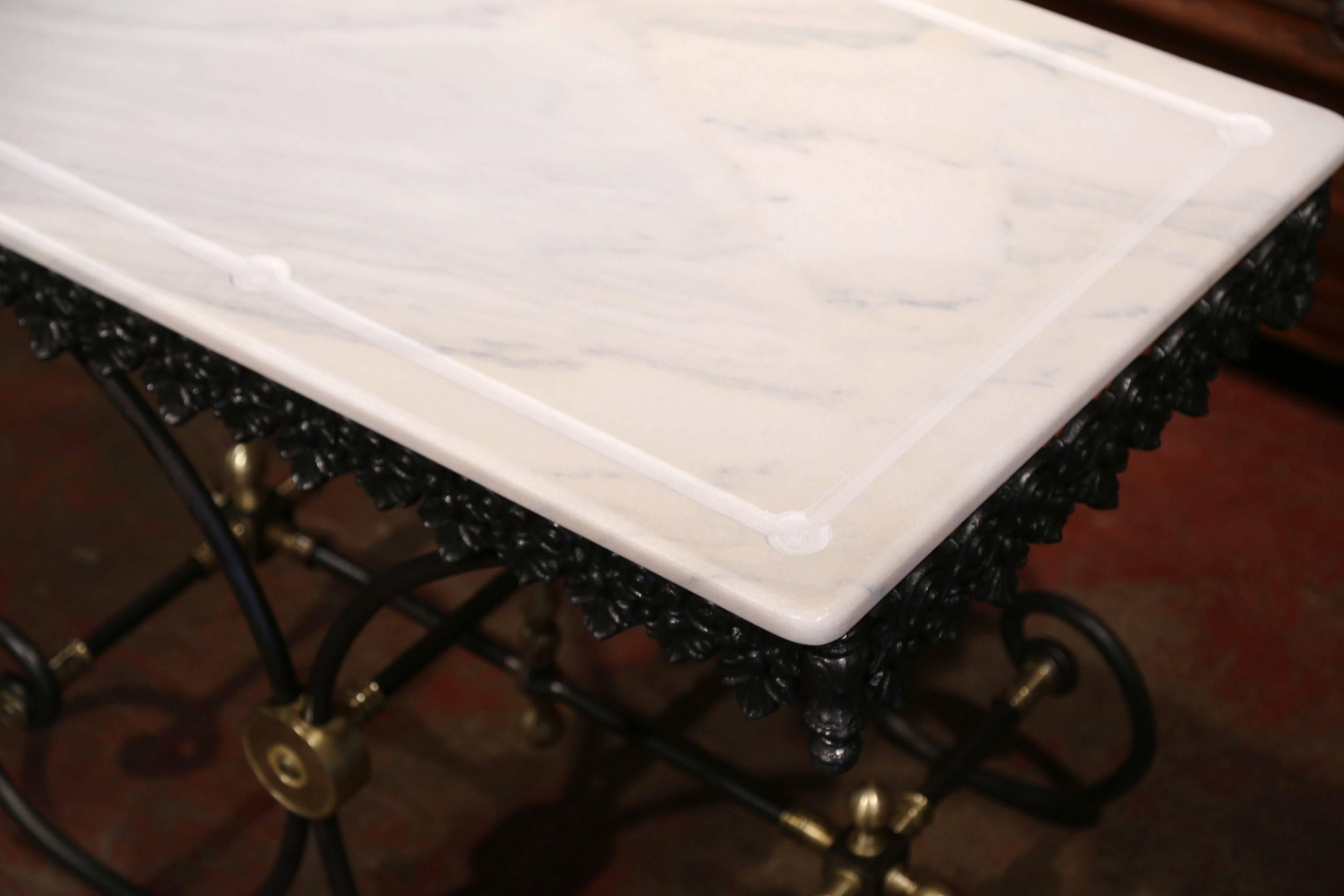 Table de boucherie ou de pâtisserie en fer français poli avec plateau en marbre et montures en laiton 3