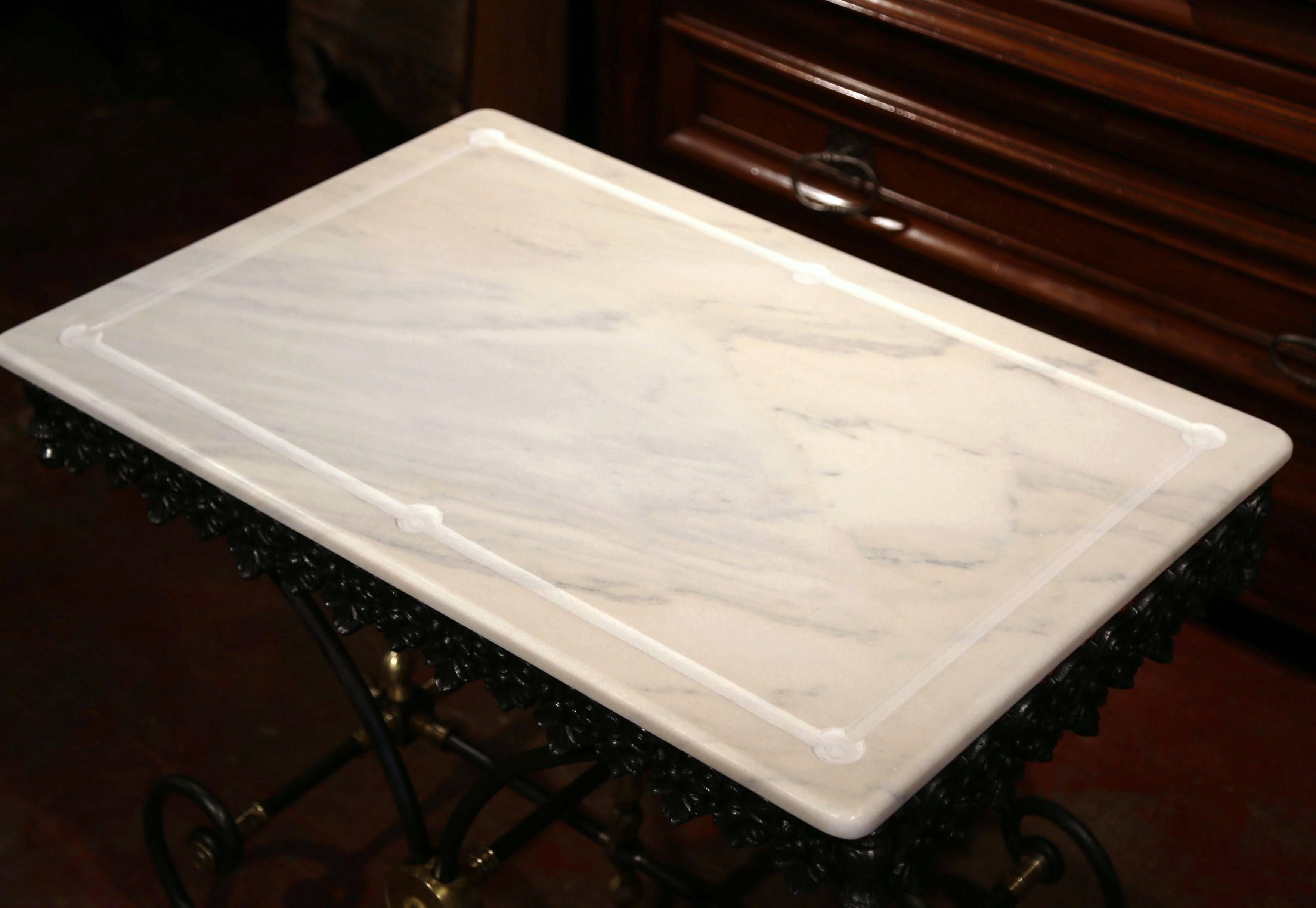 Français Table de boucherie ou de pâtisserie en fer français poli avec plateau en marbre et montures en laiton