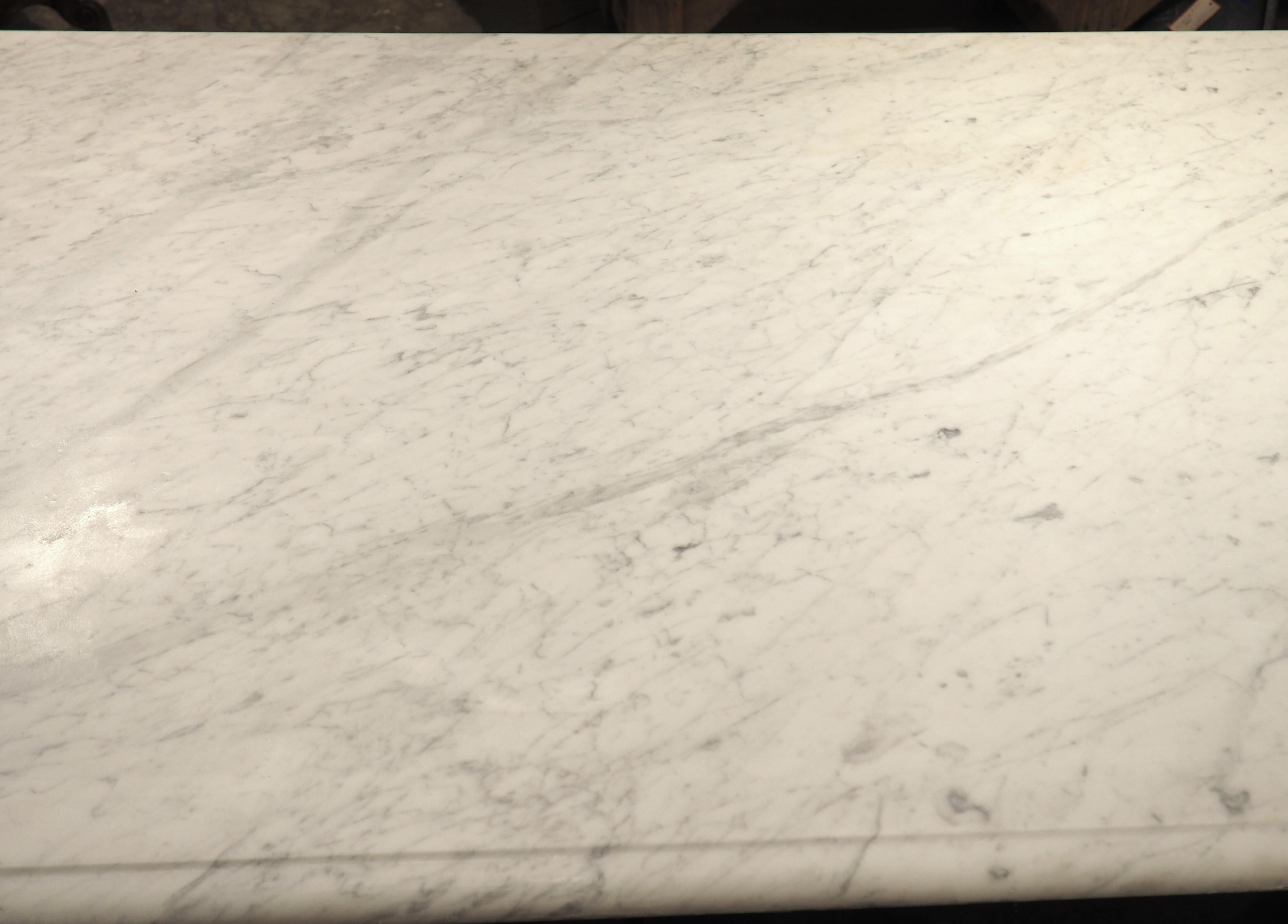 Tavolo francese in ferro battuto e ottone lucido con piano in marmo di Carrara, CIRCA 1950 3