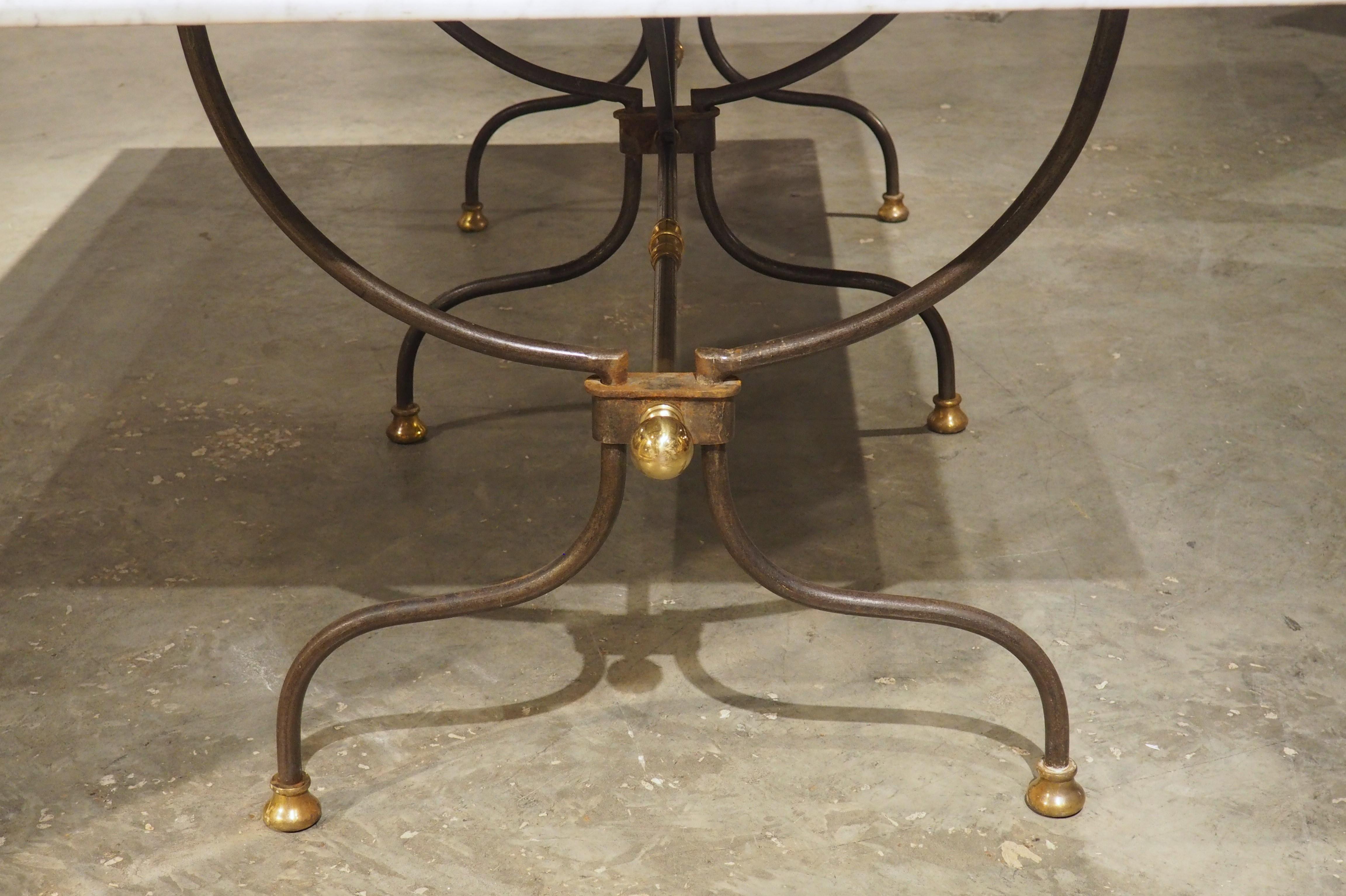 Tavolo francese in ferro battuto e ottone lucido con piano in marmo di Carrara, CIRCA 1950 4
