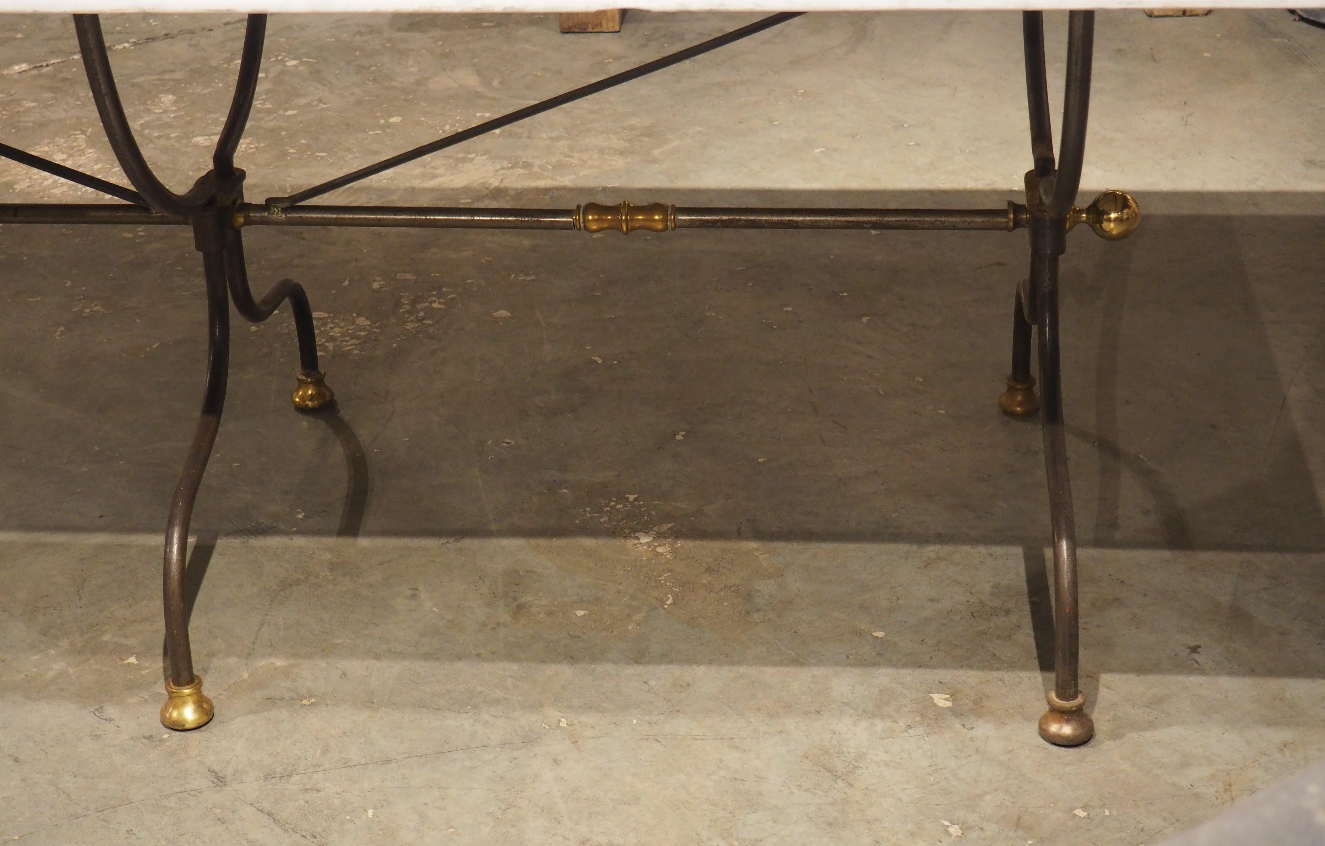 Tavolo francese in ferro battuto e ottone lucido con piano in marmo di Carrara, CIRCA 1950 5