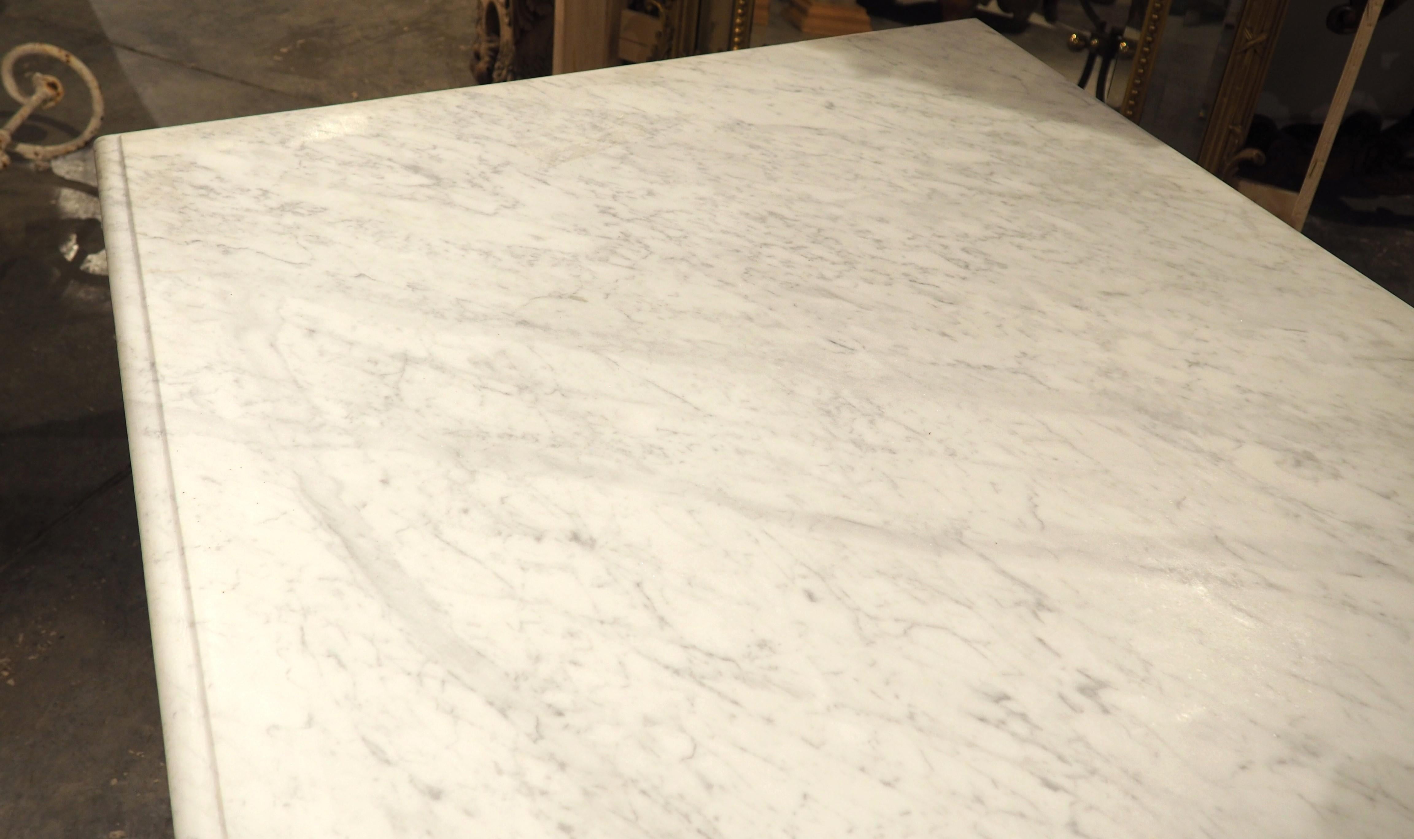 Tavolo francese in ferro battuto e ottone lucido con piano in marmo di Carrara, CIRCA 1950 7