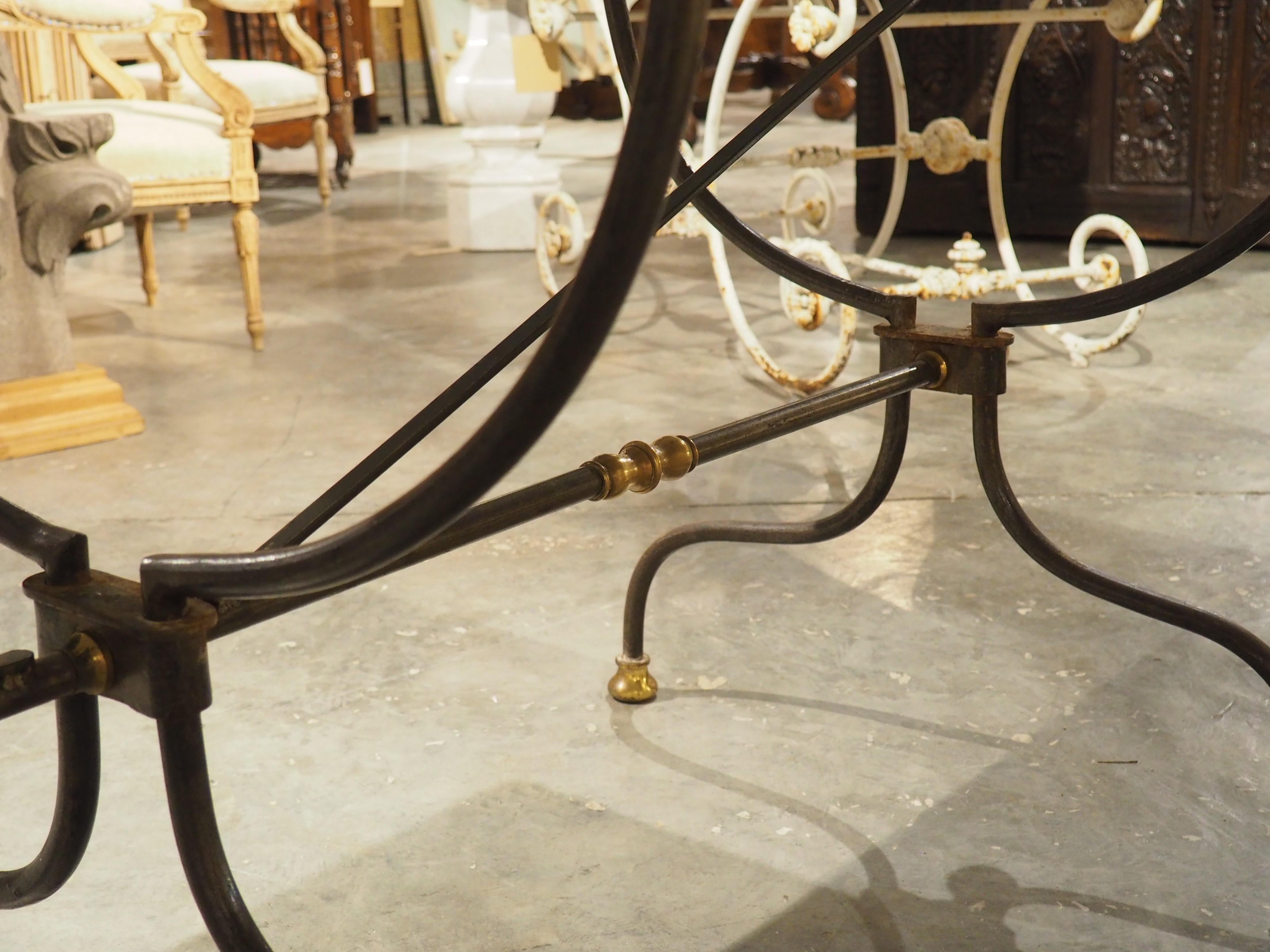 Tavolo francese in ferro battuto e ottone lucido con piano in marmo di Carrara, CIRCA 1950 10
