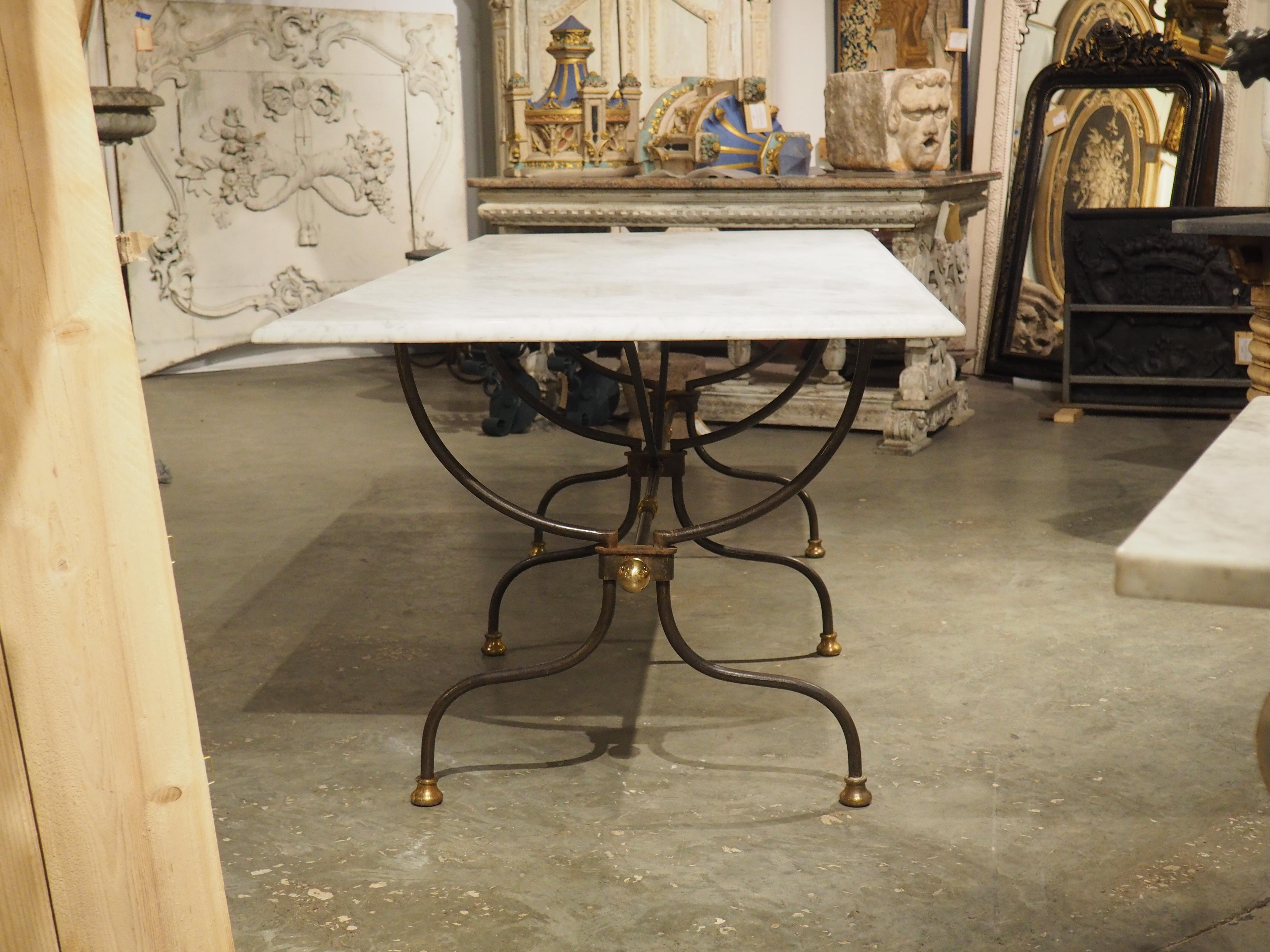 Tavolo francese in ferro battuto e ottone lucido con piano in marmo di Carrara, CIRCA 1950 11
