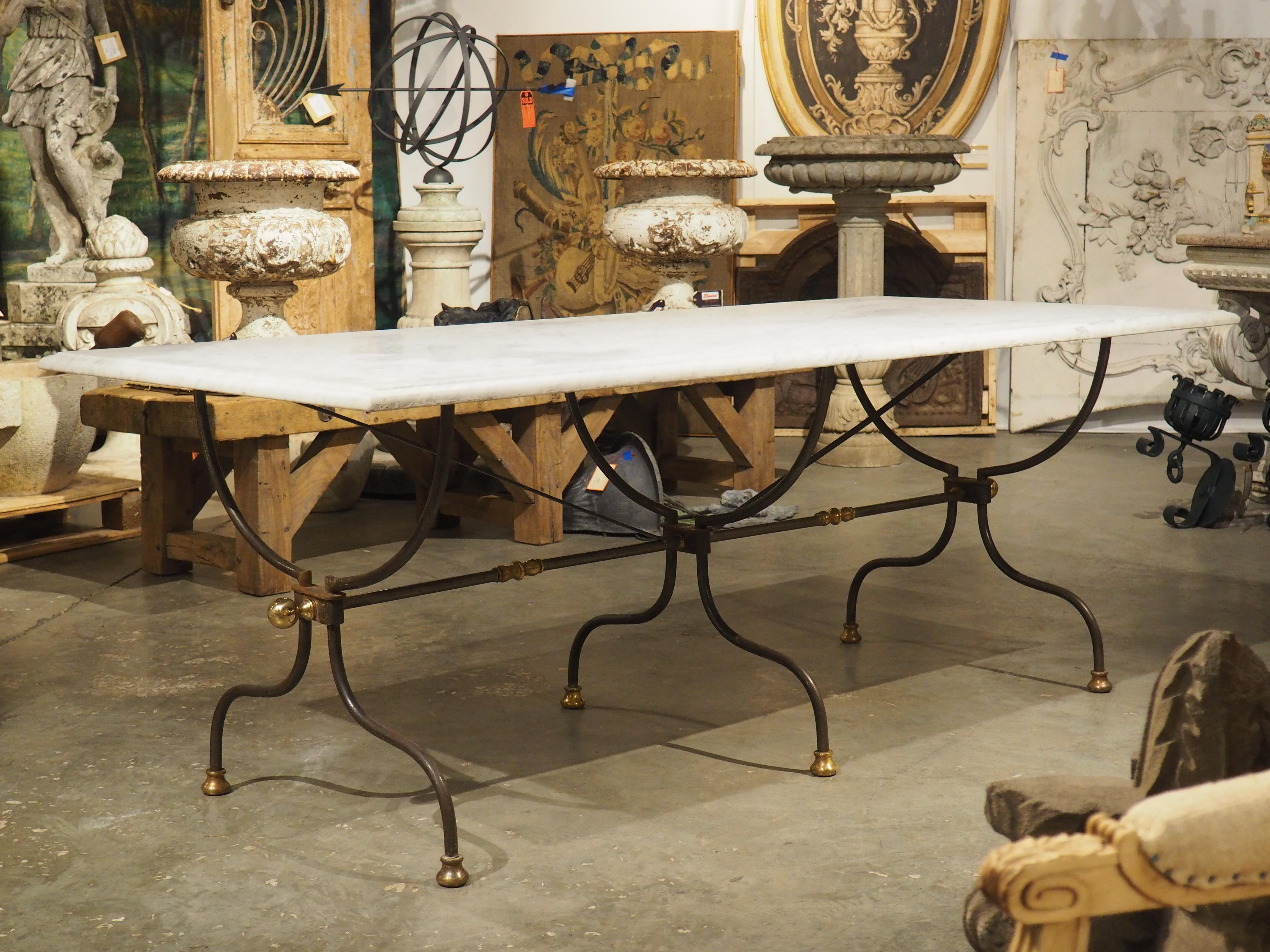 Tavolo francese in ferro battuto e ottone lucido con piano in marmo di Carrara, CIRCA 1950 12