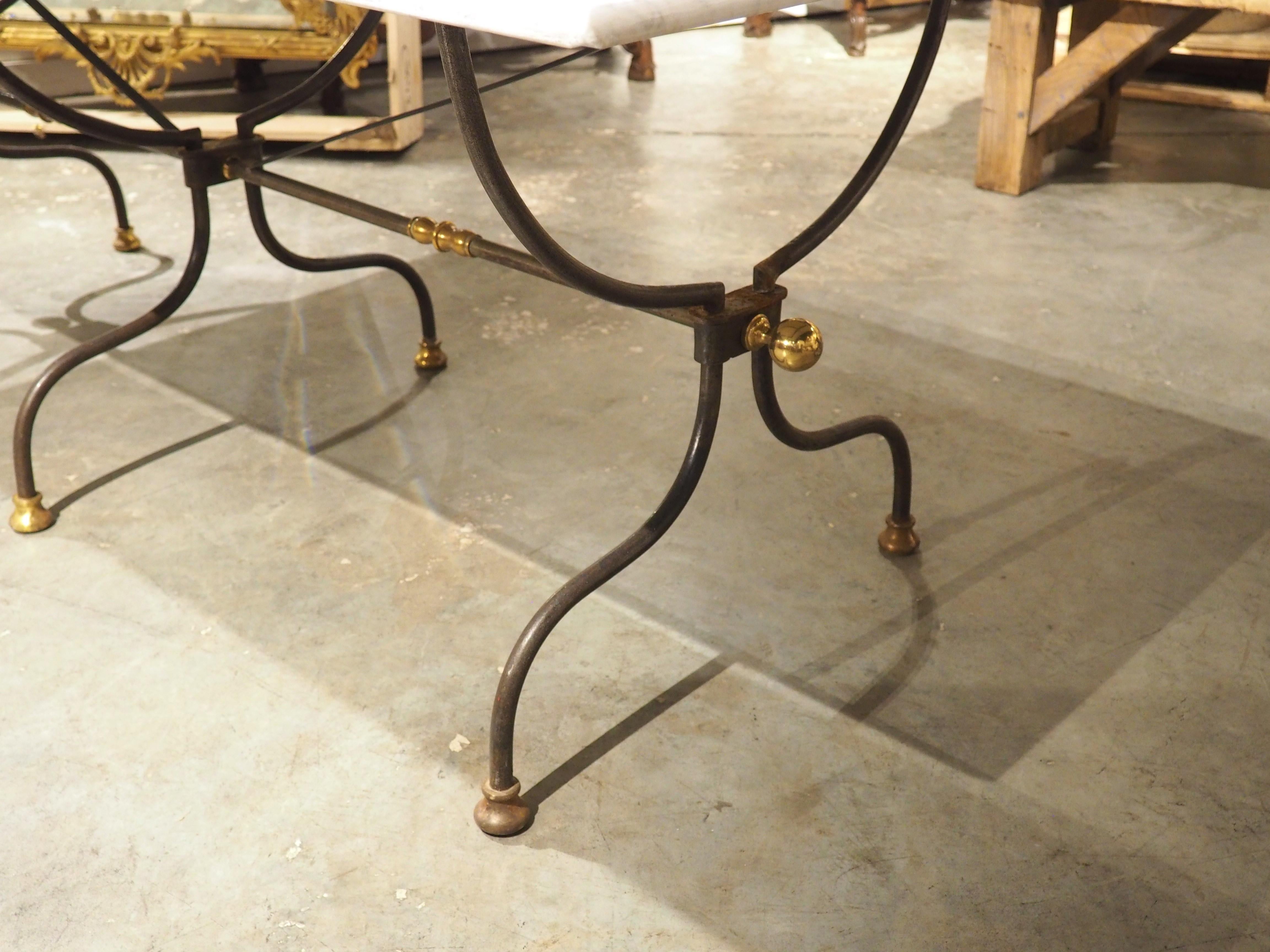 Ulteriori informazioni in arrivo...

Un tavolo versatile che può essere utilizzato all'interno o all'esterno, questo tavolo francese è sormontato da un piano in marmo di carrara bianco e grigio.  Risalente al 1950 circa, la base è in ferro battuto