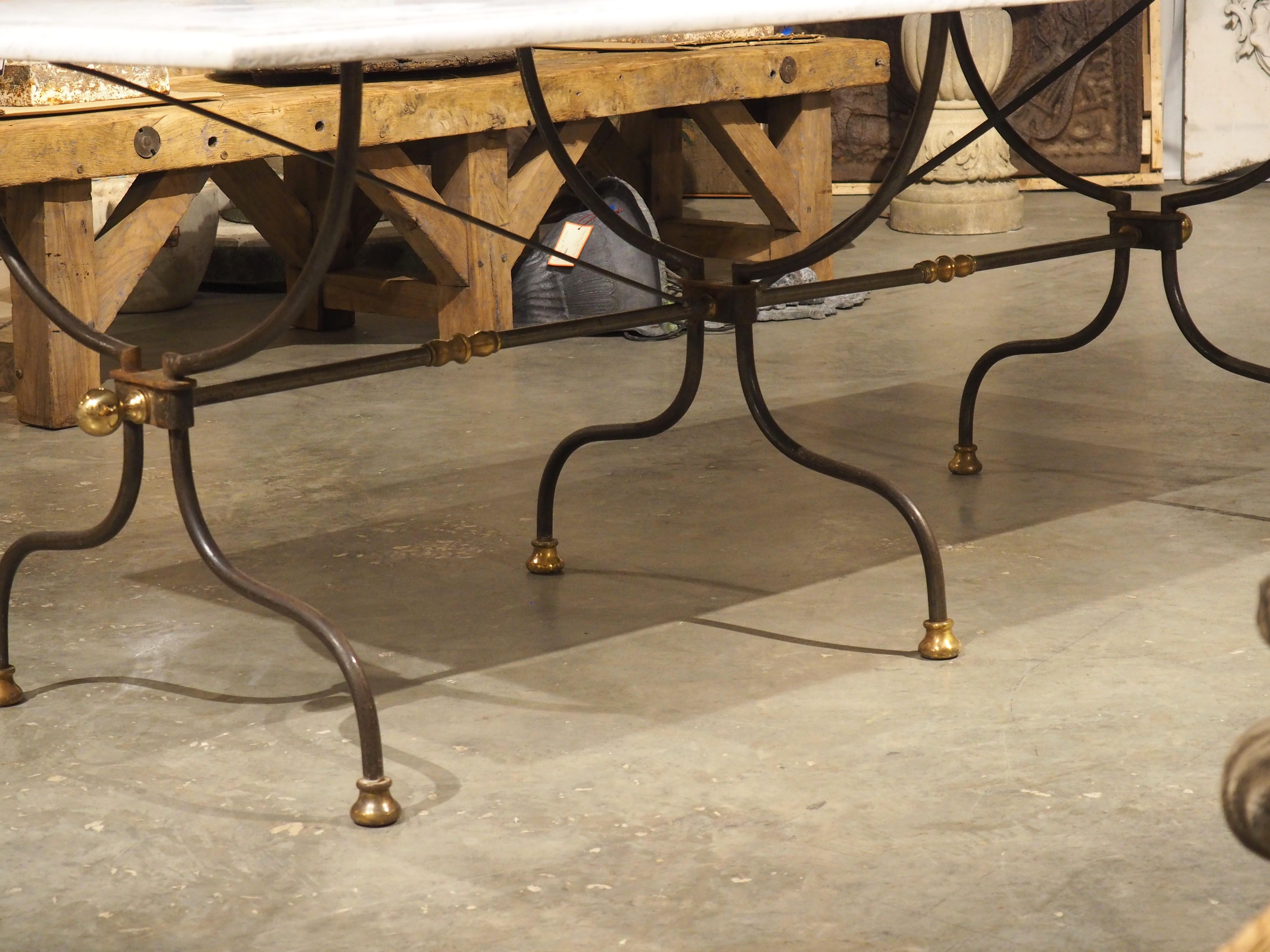 Tavolo francese in ferro battuto e ottone lucido con piano in marmo di Carrara, CIRCA 1950 13