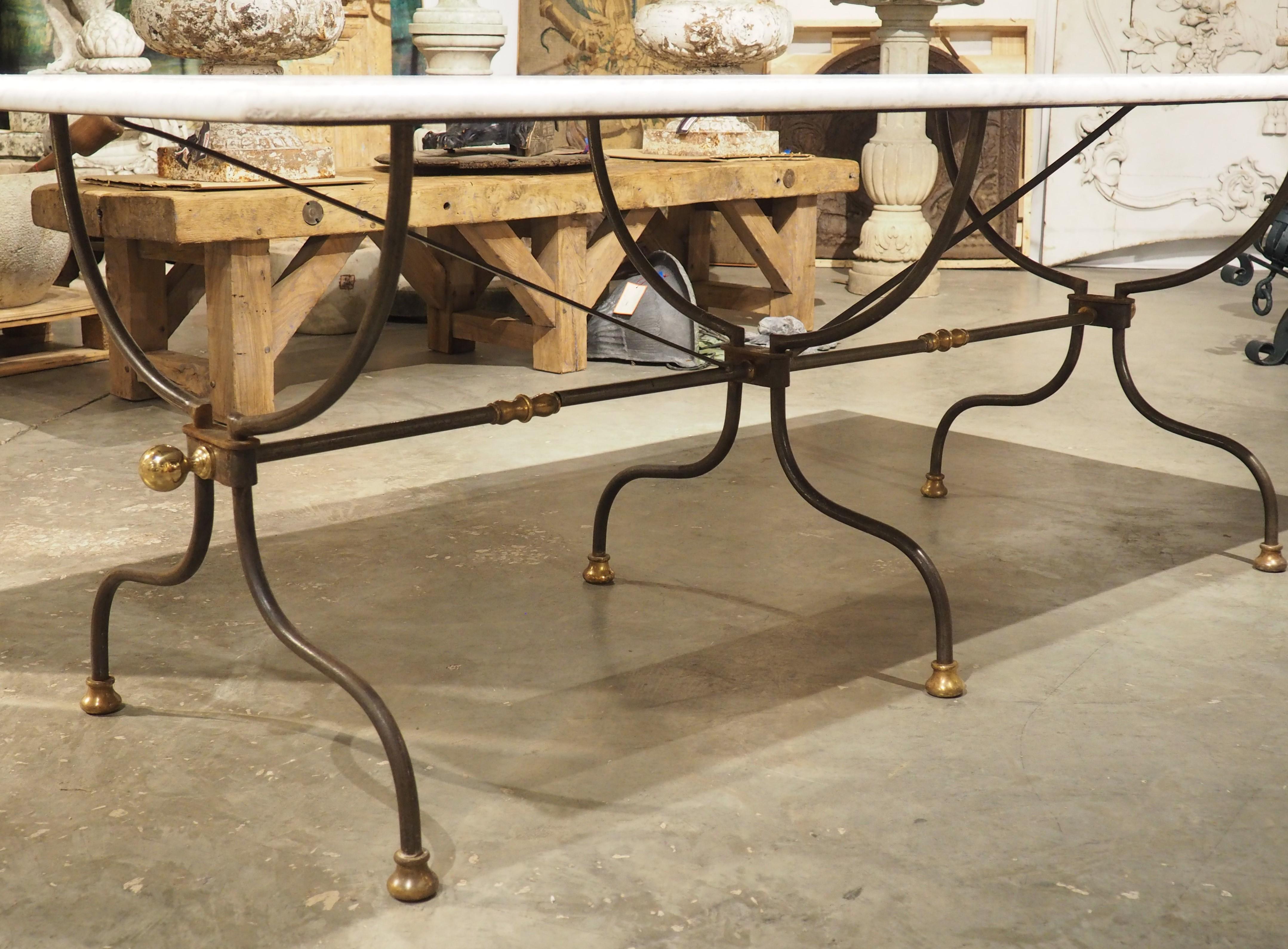 Francese Tavolo francese in ferro battuto e ottone lucido con piano in marmo di Carrara, CIRCA 1950