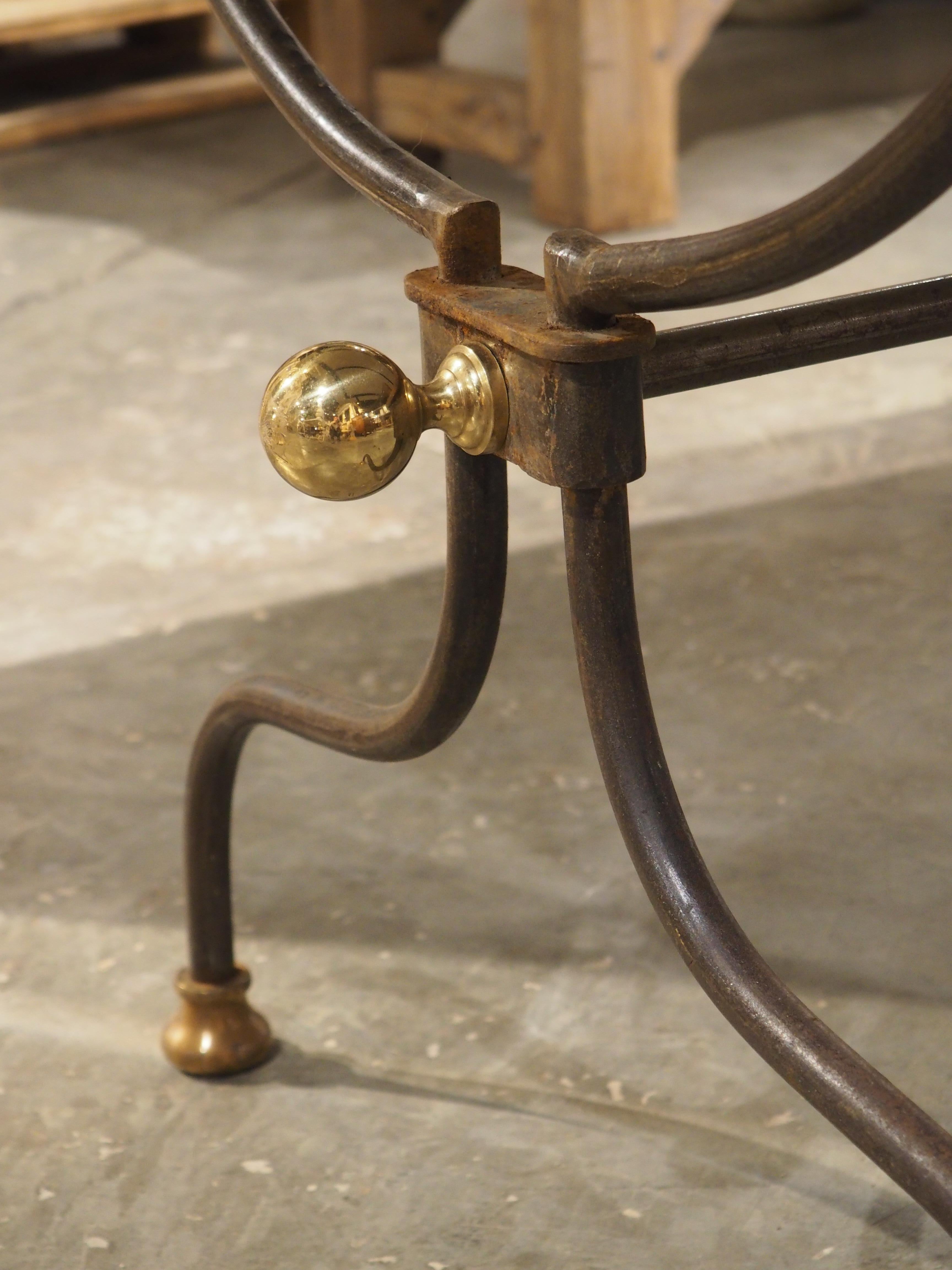 Intagliato a mano Tavolo francese in ferro battuto e ottone lucido con piano in marmo di Carrara, CIRCA 1950