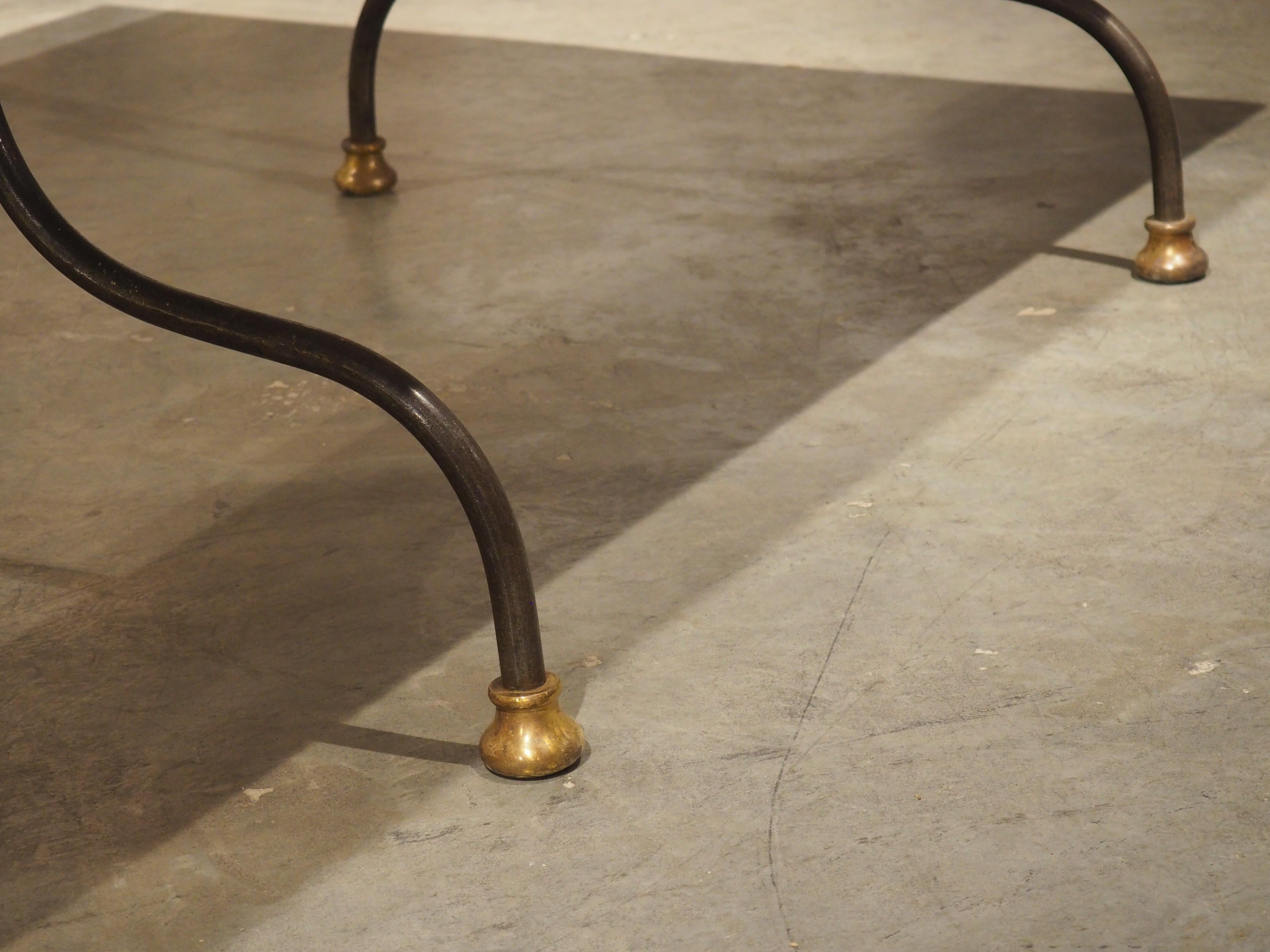 Tavolo francese in ferro battuto e ottone lucido con piano in marmo di Carrara, CIRCA 1950 In condizioni buone a Dallas, TX