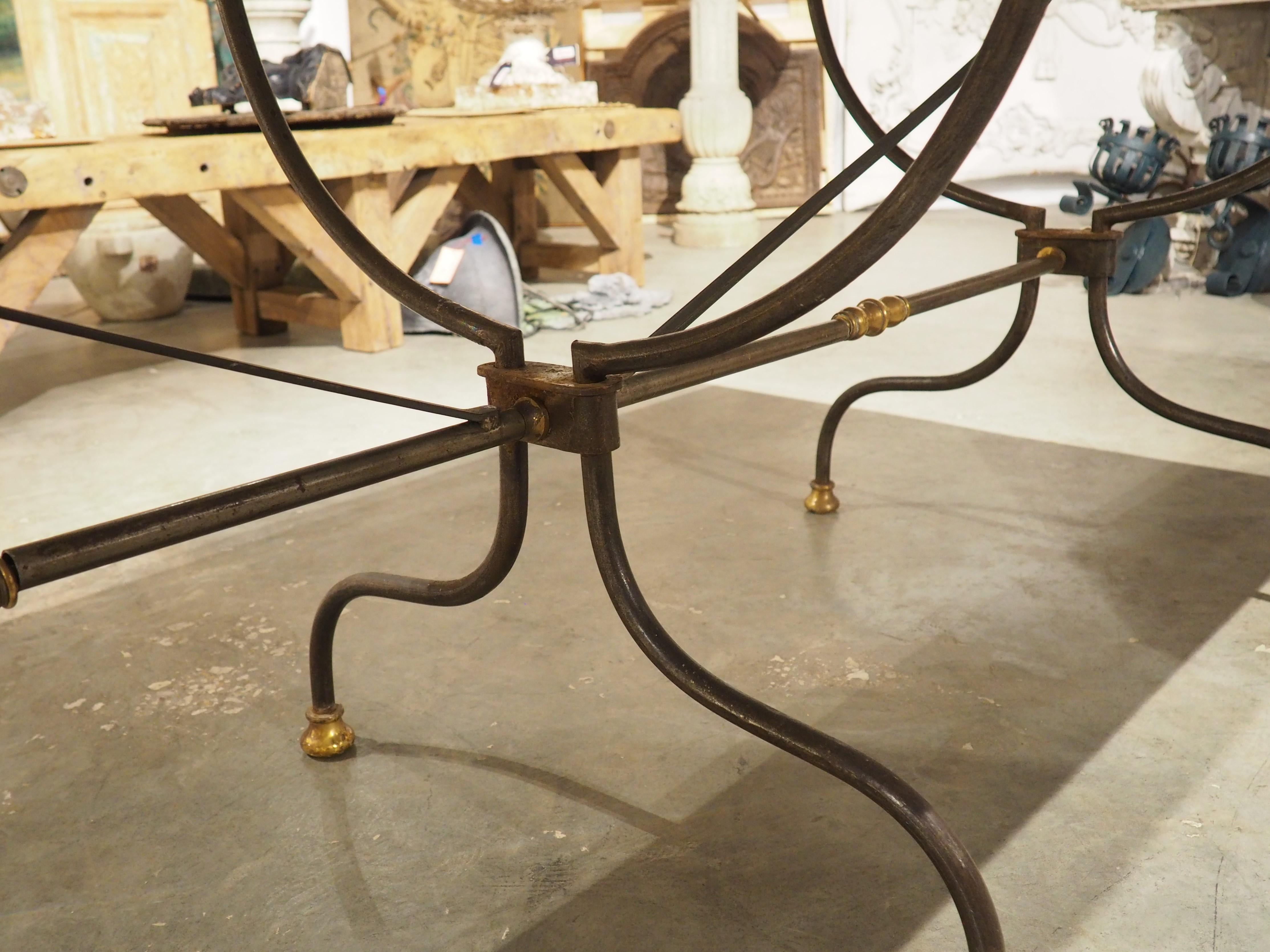 XX secolo Tavolo francese in ferro battuto e ottone lucido con piano in marmo di Carrara, CIRCA 1950
