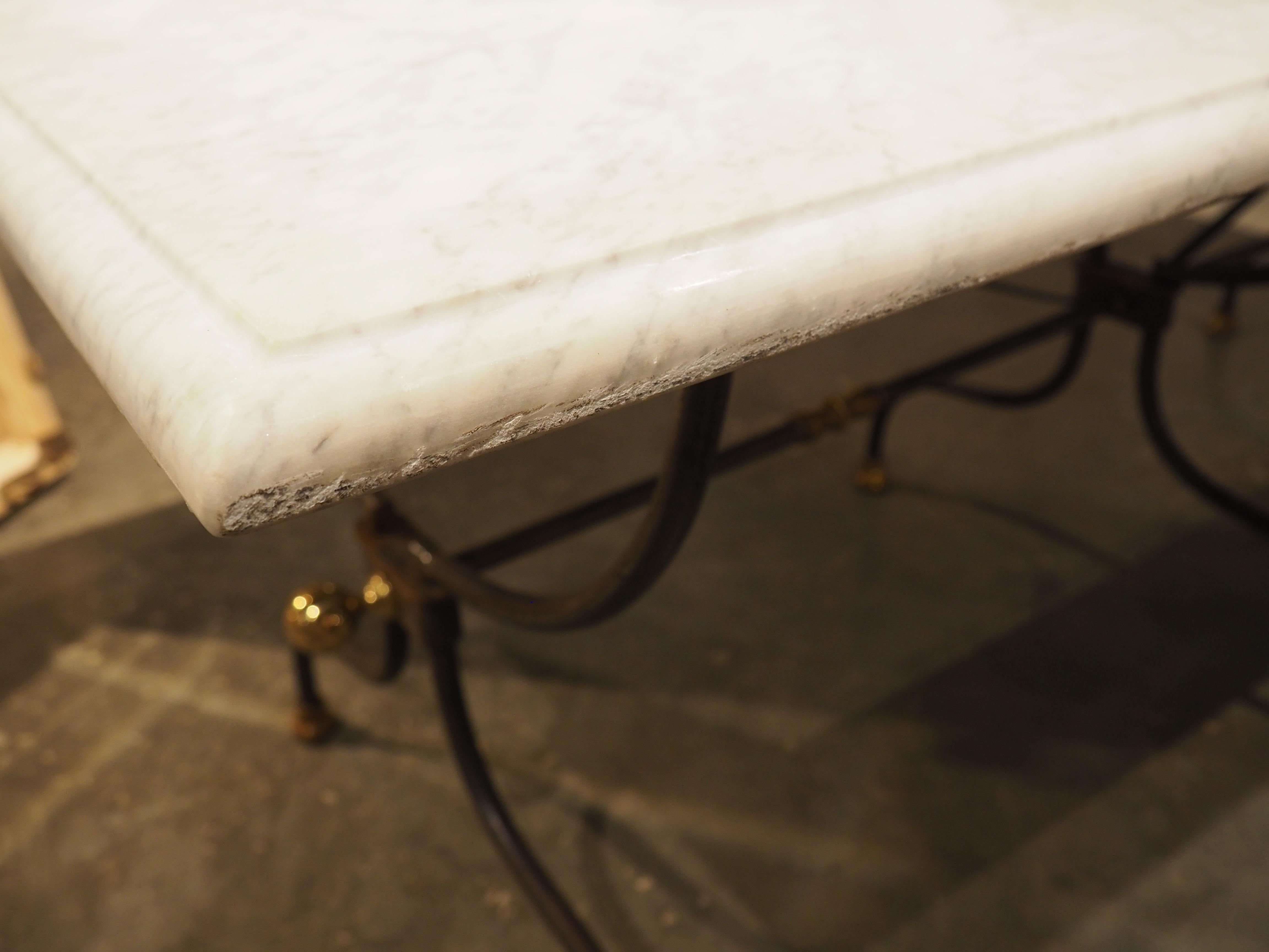 Tavolo francese in ferro battuto e ottone lucido con piano in marmo di Carrara, CIRCA 1950 1