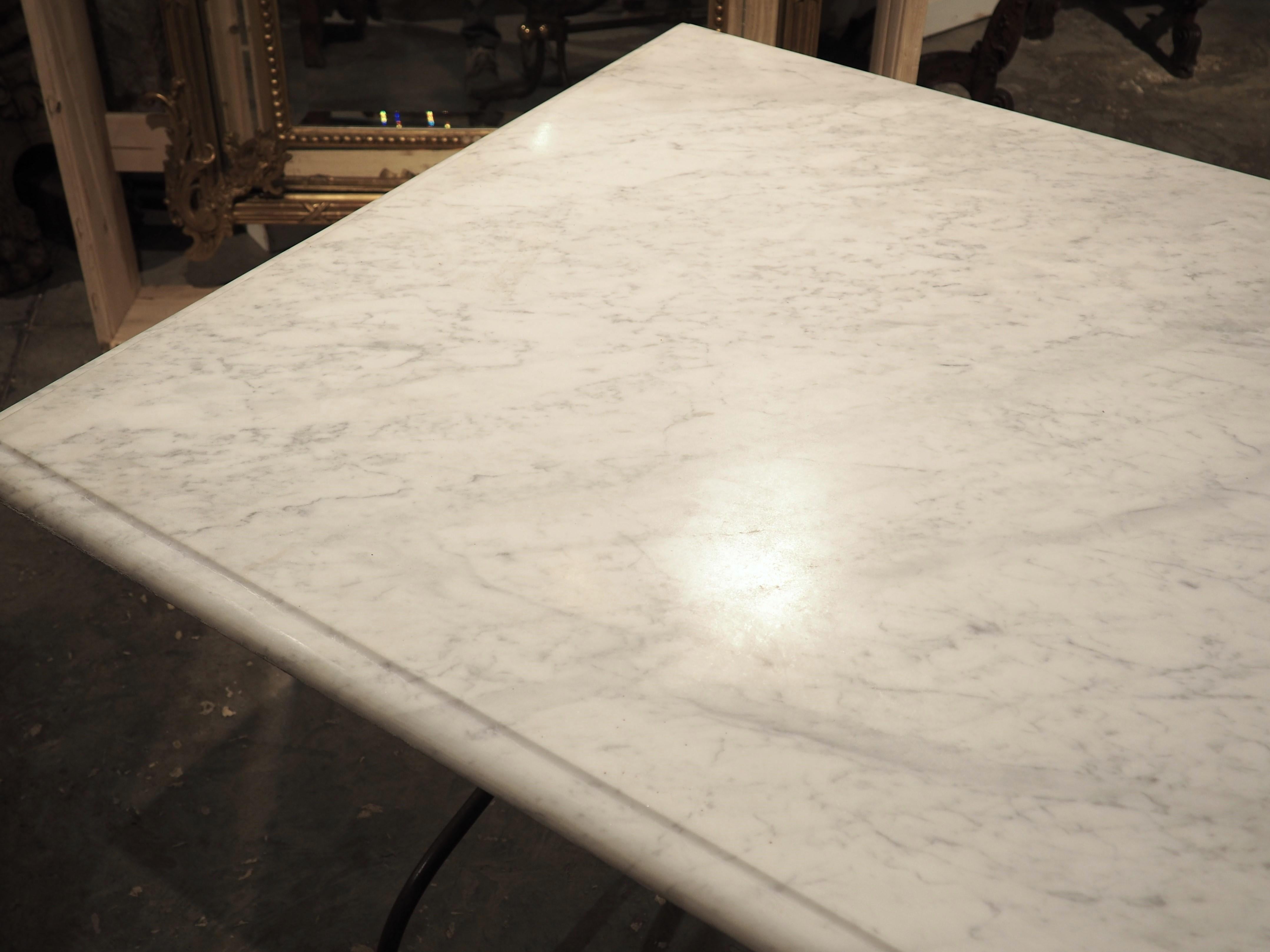 Tavolo francese in ferro battuto e ottone lucido con piano in marmo di Carrara, CIRCA 1950 2
