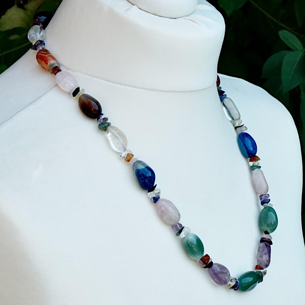 Polished Gemstone Necklace including Rose Quartz, Amethyst and Agate Beads In Good Condition For Sale In London, GB