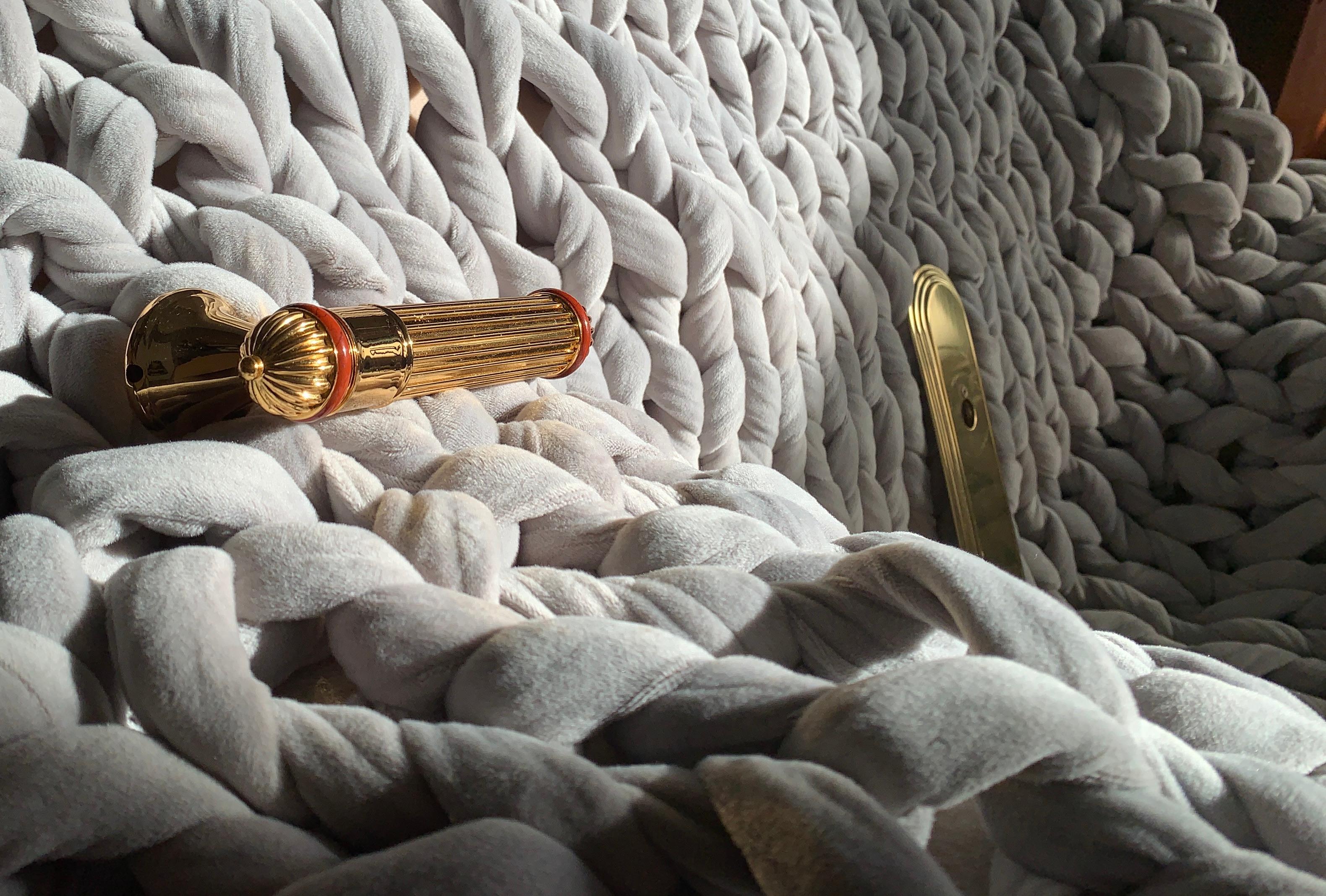 Griff/Knauf Poignées S10 aus polierter, vergoldeter Bronze und rotem Jaspis von Serdaneli Paris, Kollektion Prestige. Wunderschönes, gehaltvolles Stück. Seit mehr als 45 Jahren ist Serdaneli, die 
