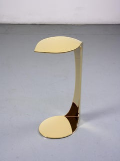 Tavolino a forma di foglia placcato oro lucido, design italiano contemporaneo, prodotto in Italia