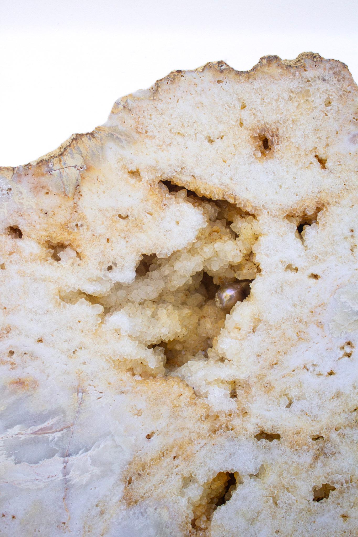 Americano Geode di quarzo cristallo dorato lucido con perla barocca in vendita
