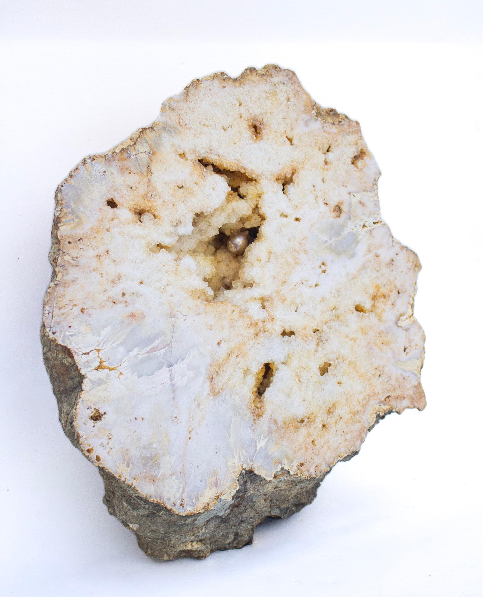 Lucidato Geode di quarzo cristallo dorato lucido con perla barocca in vendita