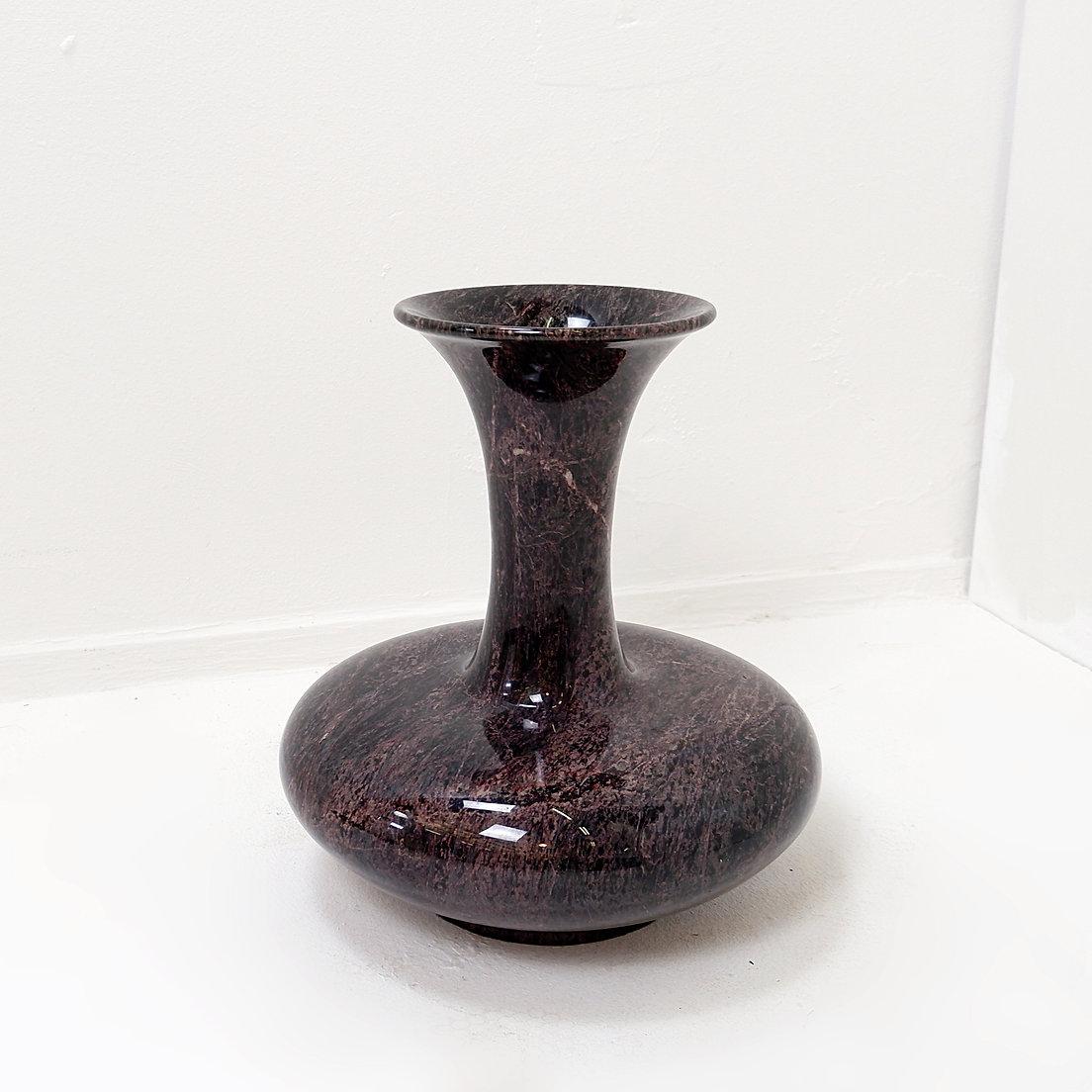 Polished granite vase
Decoration - Vintage - mineral
Measures : Ø 36cm H:40cm
 