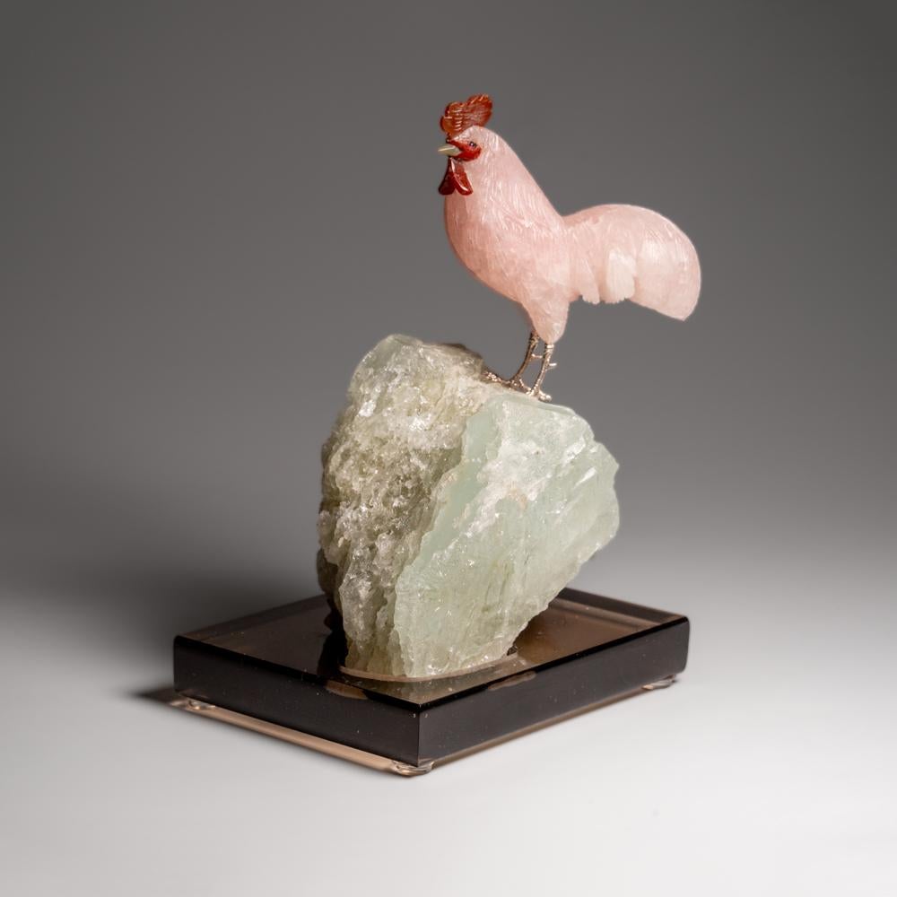 XXI secolo e contemporaneo Gallo di ametista intagliato a mano e lucidato su una matrice di quarzo (H. 8,5