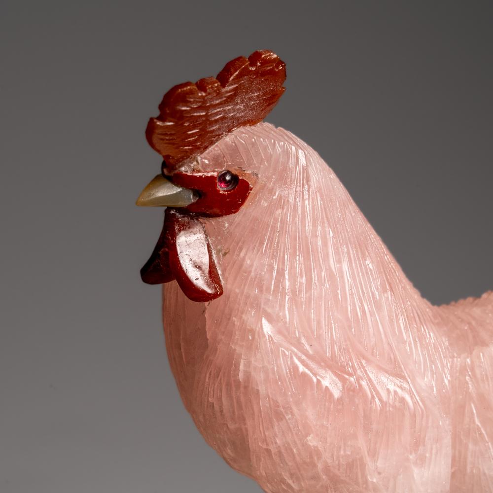 Gallo di ametista intagliato a mano e lucidato su una matrice di quarzo (H. 8,5