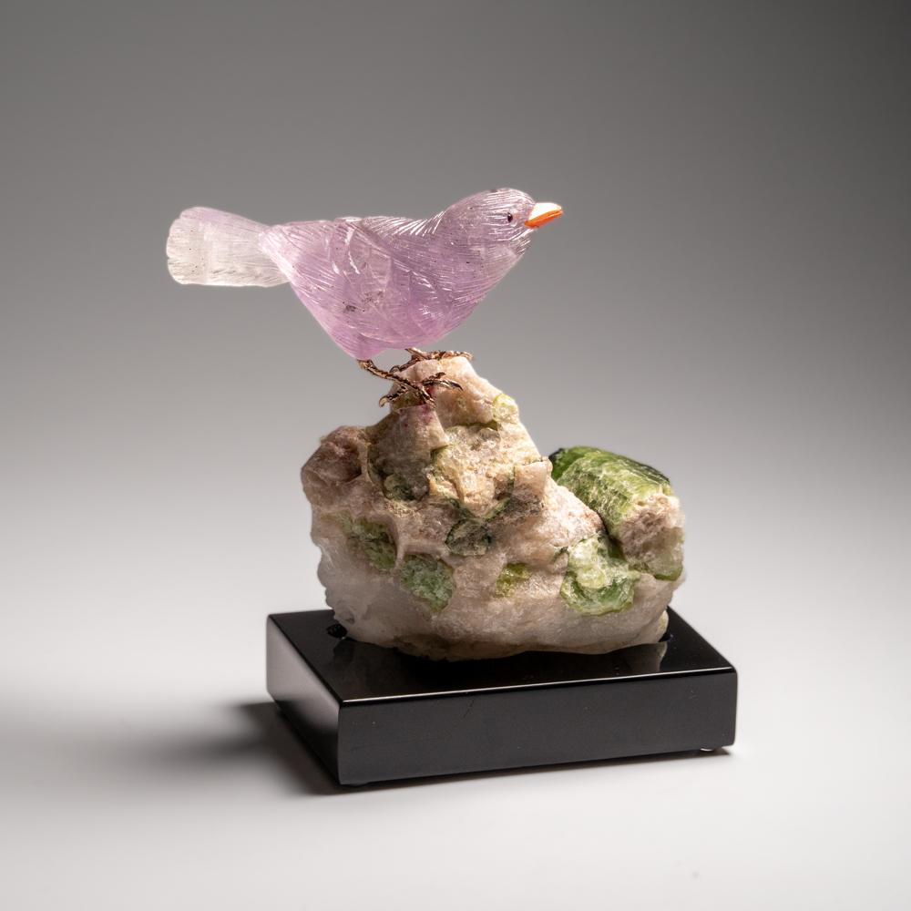 Finition Fluorite sculptée à la main polie sur une tourmaline verte dans une matrice de quartz (5,5 pouces) Neuf - En vente à New York, NY