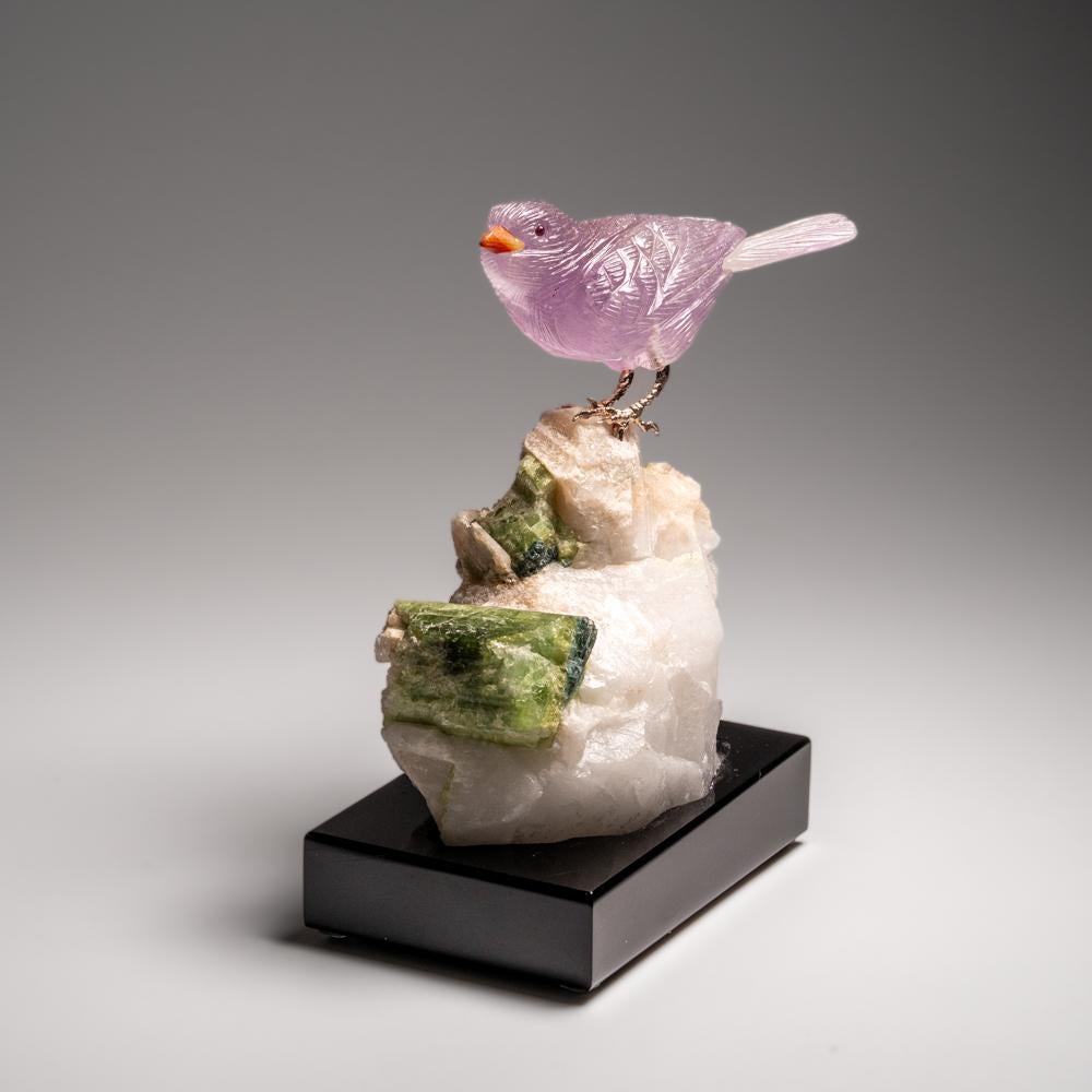 Finition Fluorite sculptée à la main polie sur une tourmaline verte dans une matrice de quartz (5,5 pouces) en vente 3
