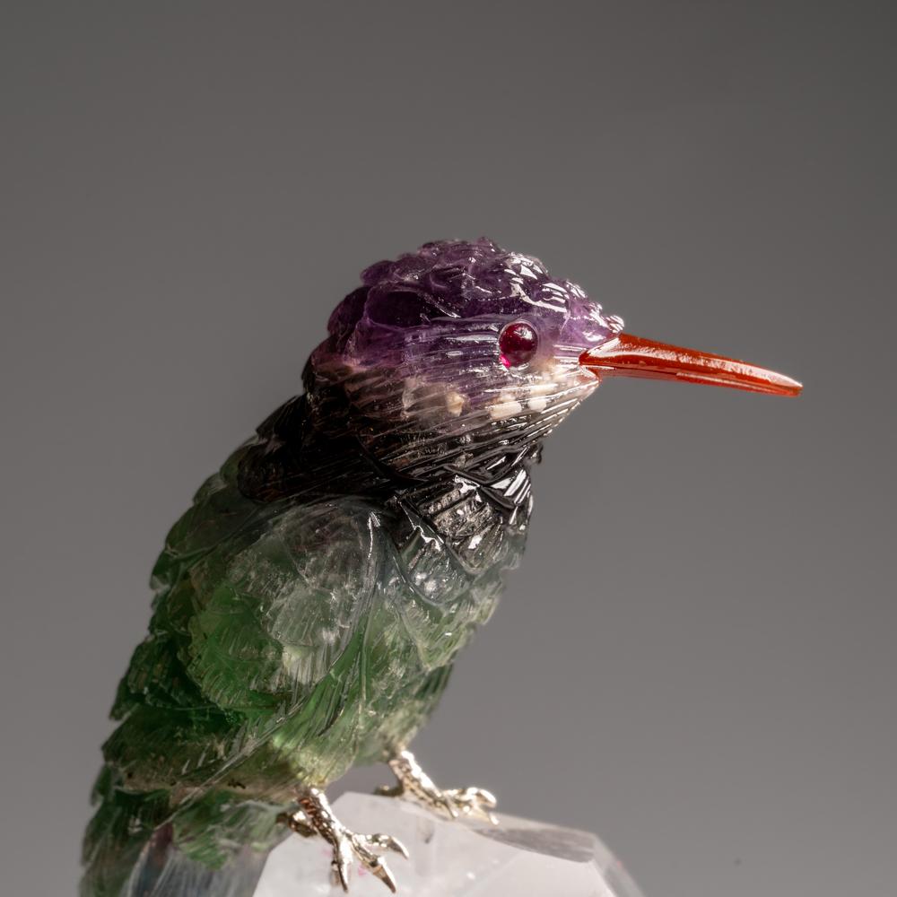 Cette sculpture de deux colibris est une pièce d'art unique, sculptée dans de la fluorine de qualité musée, avec des yeux en grenat et un bec en cornaline. Le colibri est perché au sommet d'une matrice de points en quartz clair et monté sur un